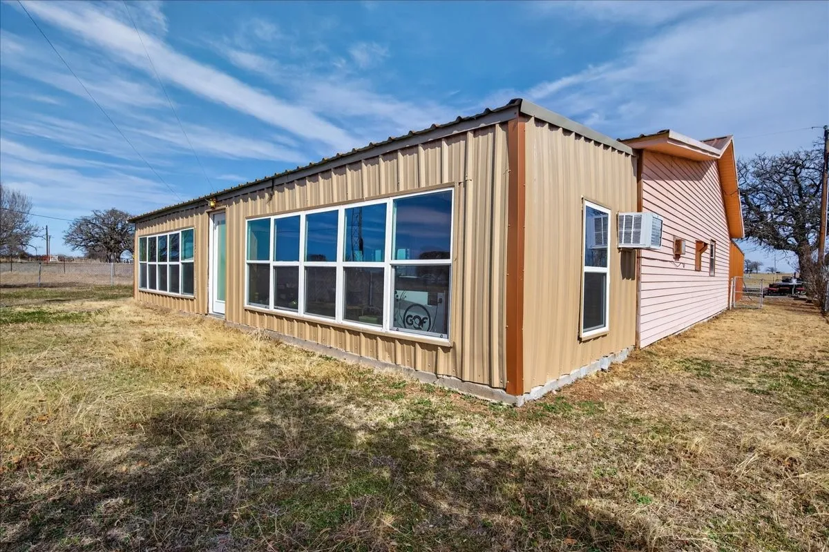 Single Family Residence For Sale in Comanche County , 900 Fm 2921, De Leon, Texas 76444, 3 Bedroom, 3 Bathroom, 2 Garage spaces, 1,052 Sqft, built in 1945, Preowned, Price $299,999, mls#21179279, Real Estate Agent in De Leon, Homes For Sale in Comanche county, Homes For Sale in De Leon, Realtor in De Leon Texas, Real Estate Brokerage Independent Realty Texas, Luminita Cordes Realtor
