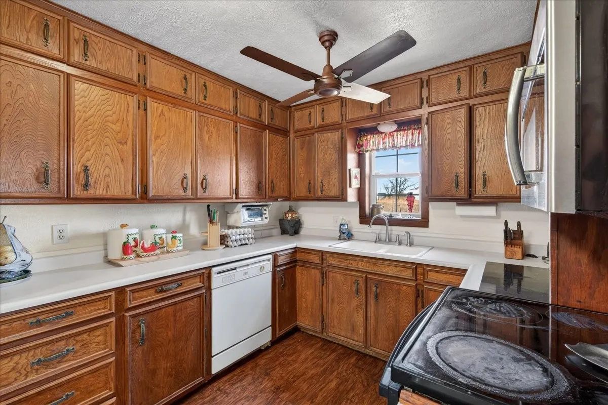 Single Family Residence For Sale in Comanche County , 900 Fm 2921, De Leon, Texas 76444, 3 Bedroom, 3 Bathroom, 2 Garage spaces, 1,052 Sqft, built in 1945, Preowned, Price $299,999, mls#21179279, Real Estate Agent in De Leon, Homes For Sale in Comanche county, Homes For Sale in De Leon, Realtor in De Leon Texas, Real Estate Brokerage Independent Realty Texas, Luminita Cordes Realtor