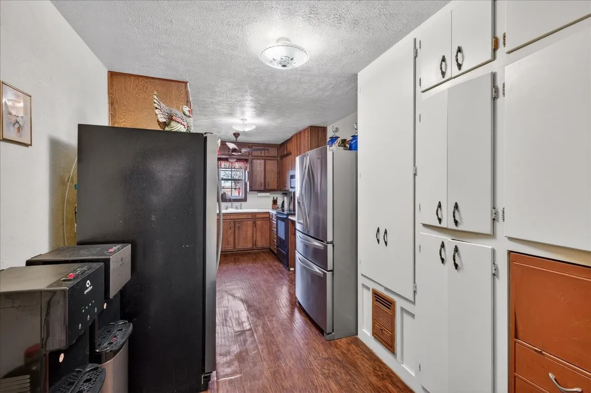 Single Family Residence For Sale in Comanche County , 900 Fm 2921, De Leon, Texas 76444, 3 Bedroom, 3 Bathroom, 2 Garage spaces, 1,052 Sqft, built in 1945, Preowned, Price $299,999, mls#21179279, Real Estate Agent in De Leon, Homes For Sale in Comanche county, Homes For Sale in De Leon, Realtor in De Leon Texas, Real Estate Brokerage Independent Realty Texas, Luminita Cordes Realtor