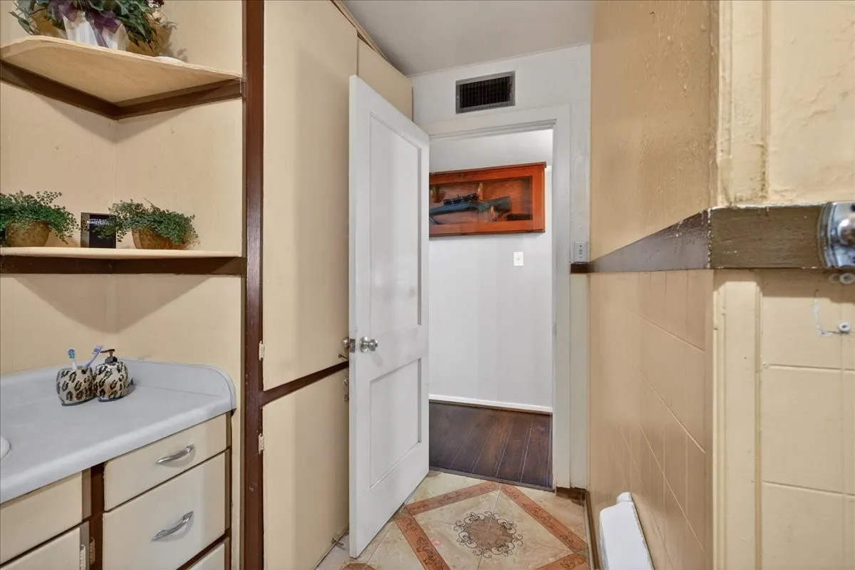 Single Family Residence For Sale in Comanche County , 900 Fm 2921, De Leon, Texas 76444, 3 Bedroom, 3 Bathroom, 2 Garage spaces, 1,052 Sqft, built in 1945, Preowned, Price $299,999, mls#21179279, Real Estate Agent in De Leon, Homes For Sale in Comanche county, Homes For Sale in De Leon, Realtor in De Leon Texas, Real Estate Brokerage Independent Realty Texas, Luminita Cordes Realtor