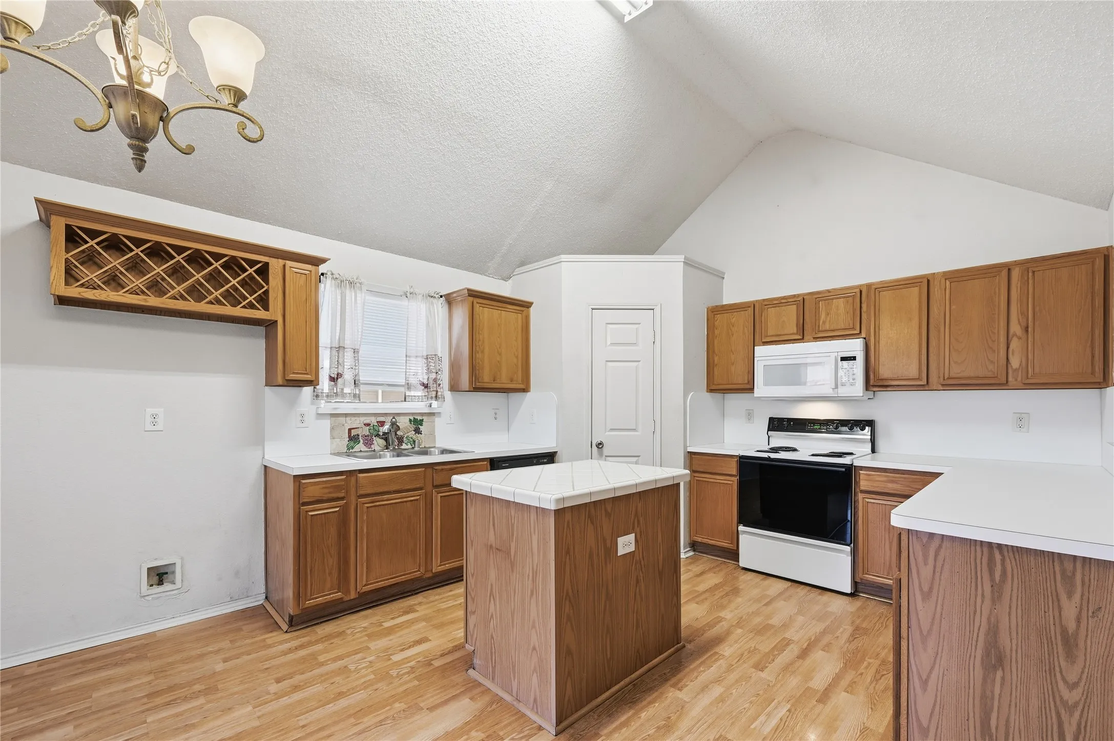 Single Family Residence For Sale in Rockwall County , 3095 Wildflower Way, Rockwall, Texas 75032, 3 Bedroom, 2 Bathroom, 2 Garage spaces, 1,567 Sqft, built in 1998, mls#21177853, Real Estate Agent in Rockwall, Homes For Sale in Rockwall county, Homes For Sale in Rockwall, Realtor in Rockwall Texas, Real Estate Brokerage Independent Realty Texas, Luminita Cordes Realtor