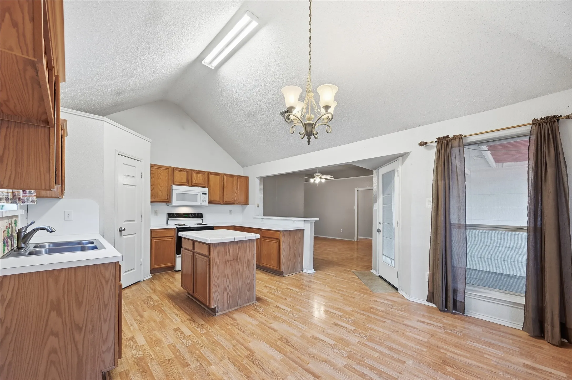 Single Family Residence For Sale in Rockwall County , 3095 Wildflower Way, Rockwall, Texas 75032, 3 Bedroom, 2 Bathroom, 2 Garage spaces, 1,567 Sqft, built in 1998, mls#21177853, Real Estate Agent in Rockwall, Homes For Sale in Rockwall county, Homes For Sale in Rockwall, Realtor in Rockwall Texas, Real Estate Brokerage Independent Realty Texas, Luminita Cordes Realtor