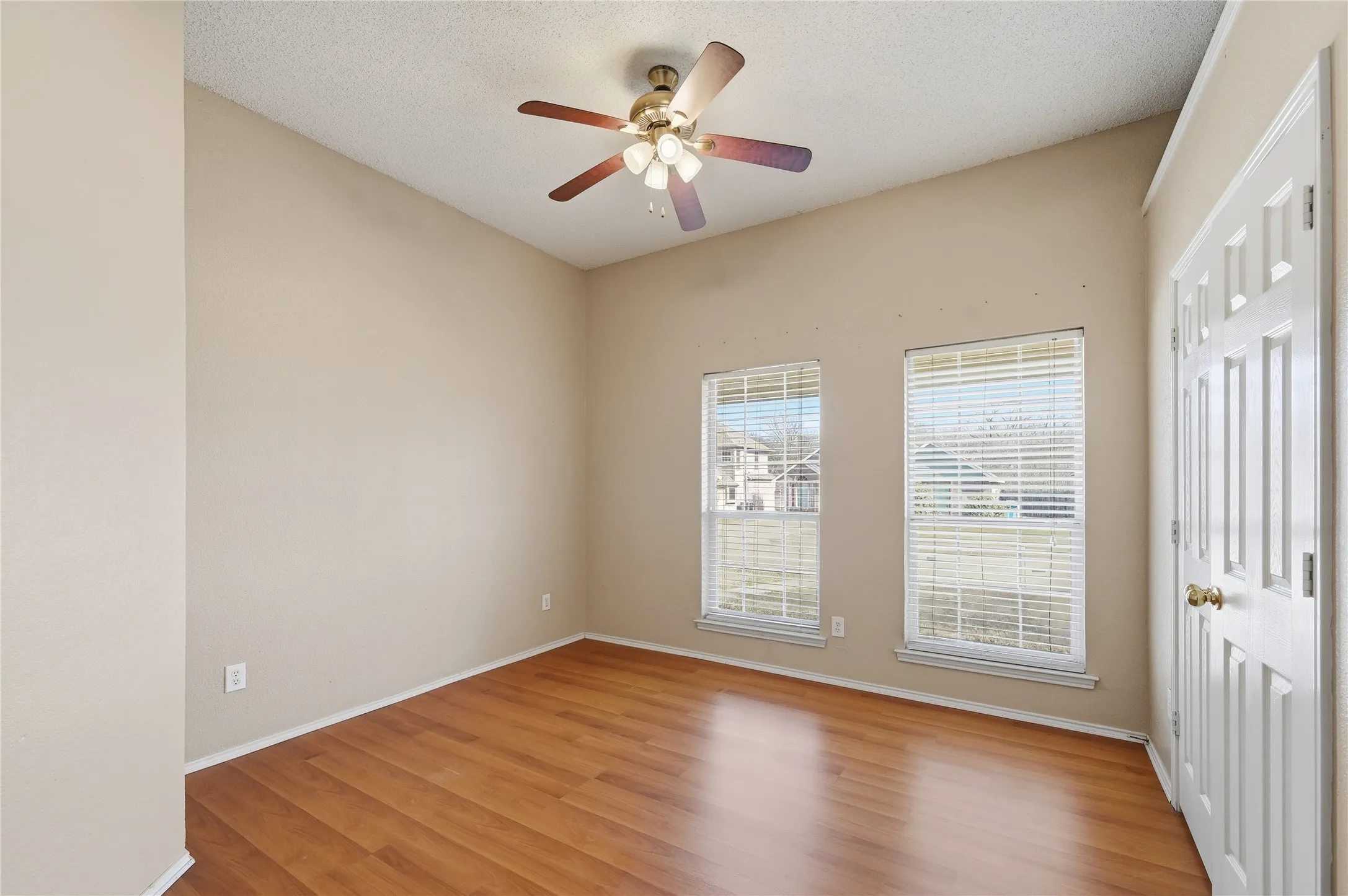 Single Family Residence For Sale in Rockwall County , 3095 Wildflower Way, Rockwall, Texas 75032, 3 Bedroom, 2 Bathroom, 2 Garage spaces, 1,567 Sqft, built in 1998, mls#21177853, Real Estate Agent in Rockwall, Homes For Sale in Rockwall county, Homes For Sale in Rockwall, Realtor in Rockwall Texas, Real Estate Brokerage Independent Realty Texas, Luminita Cordes Realtor