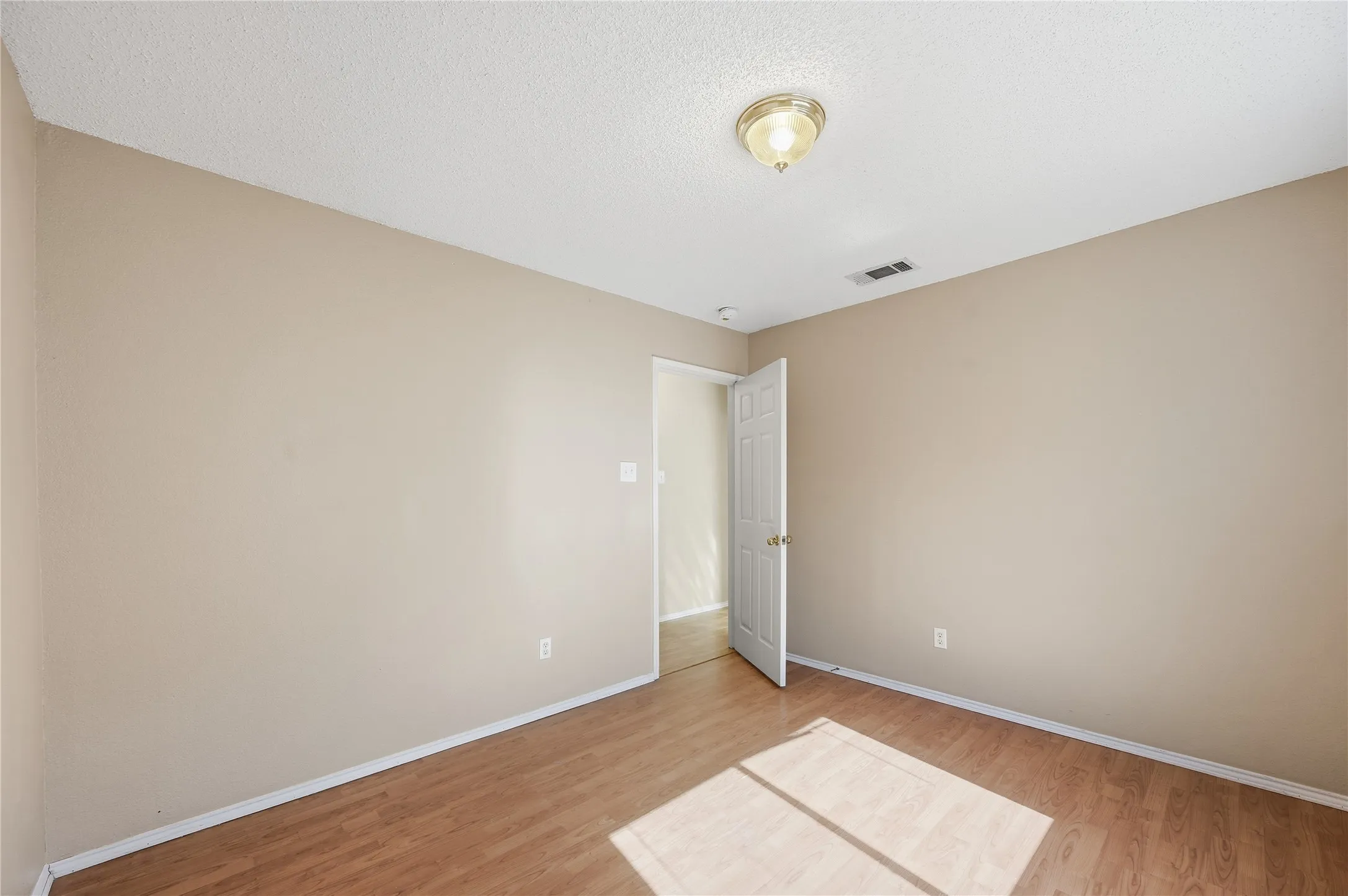Single Family Residence For Sale in Rockwall County , 3095 Wildflower Way, Rockwall, Texas 75032, 3 Bedroom, 2 Bathroom, 2 Garage spaces, 1,567 Sqft, built in 1998, mls#21177853, Real Estate Agent in Rockwall, Homes For Sale in Rockwall county, Homes For Sale in Rockwall, Realtor in Rockwall Texas, Real Estate Brokerage Independent Realty Texas, Luminita Cordes Realtor