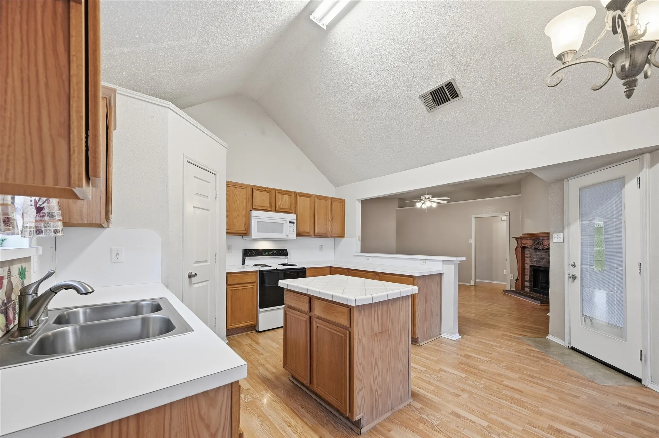 Single Family Residence For Sale in Rockwall County , 3095 Wildflower Way, Rockwall, Texas 75032, 3 Bedroom, 2 Bathroom, 2 Garage spaces, 1,567 Sqft, built in 1998, mls#21177853, Real Estate Agent in Rockwall, Homes For Sale in Rockwall county, Homes For Sale in Rockwall, Realtor in Rockwall Texas, Real Estate Brokerage Independent Realty Texas, Luminita Cordes Realtor