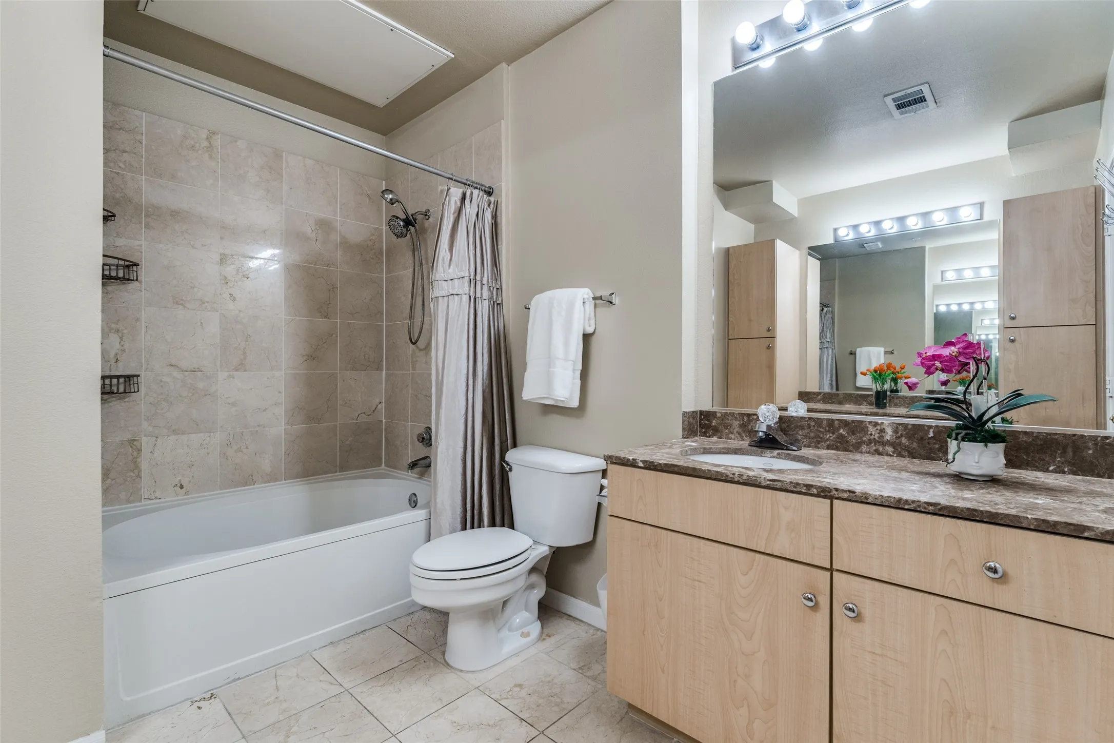 Condominium For Sale in Dallas County , 3225 Turtle Creek Boulevard 1017, Dallas, Texas 75219, 2 Bedroom, 2 Bathroom, 2 Garage spaces, 1,240 Sqft, built in 1998, Preowned, mls#21177323, Real Estate Agent in Dallas, Homes For Sale in Dallas county, Homes For Sale in Dallas, Realtor in Dallas Texas, Real Estate Brokerage Independent Realty Texas, Luminita Cordes Realtor