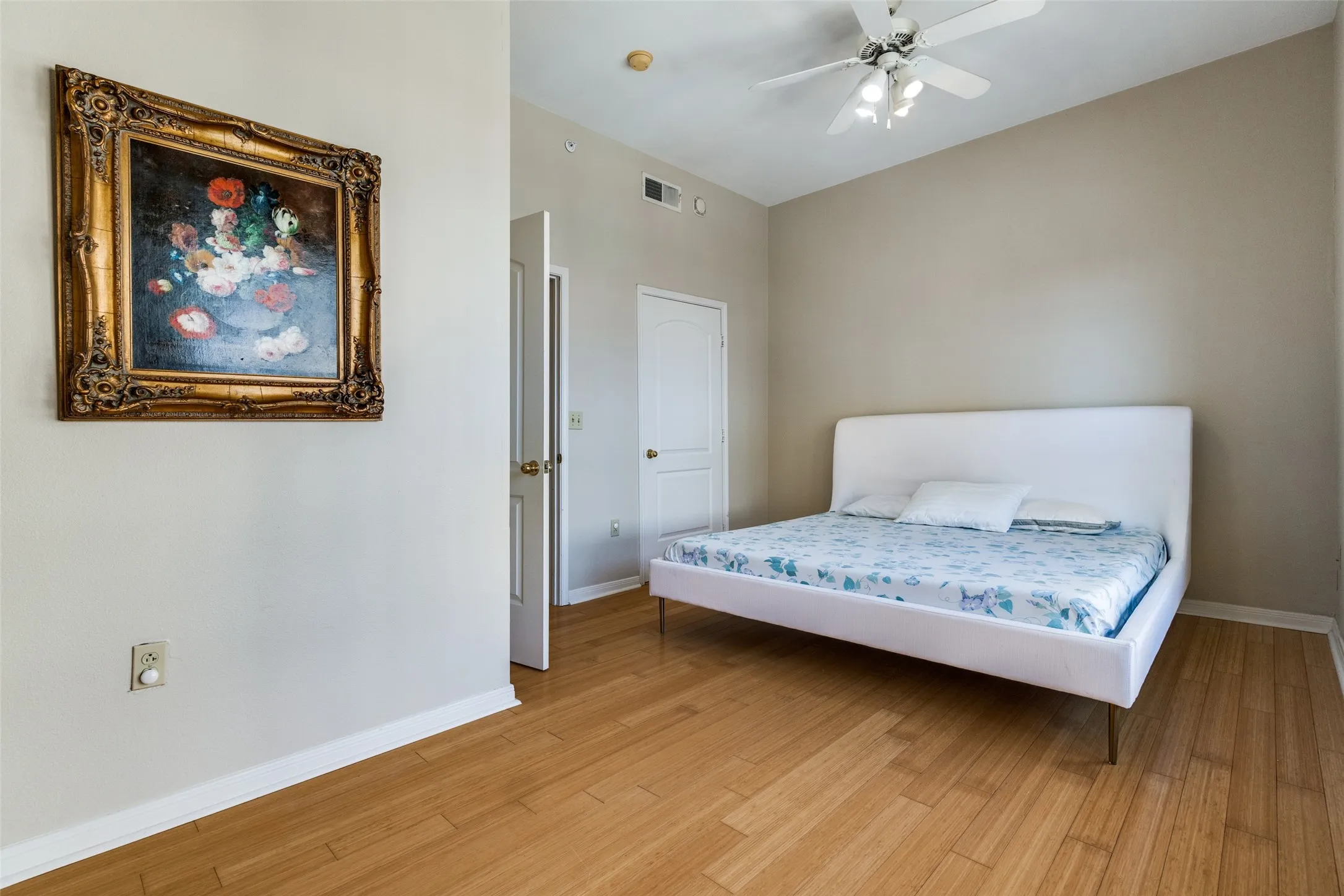 Condominium For Sale in Dallas County , 3225 Turtle Creek Boulevard 1017, Dallas, Texas 75219, 2 Bedroom, 2 Bathroom, 2 Garage spaces, 1,240 Sqft, built in 1998, Preowned, mls#21177323, Real Estate Agent in Dallas, Homes For Sale in Dallas county, Homes For Sale in Dallas, Realtor in Dallas Texas, Real Estate Brokerage Independent Realty Texas, Luminita Cordes Realtor