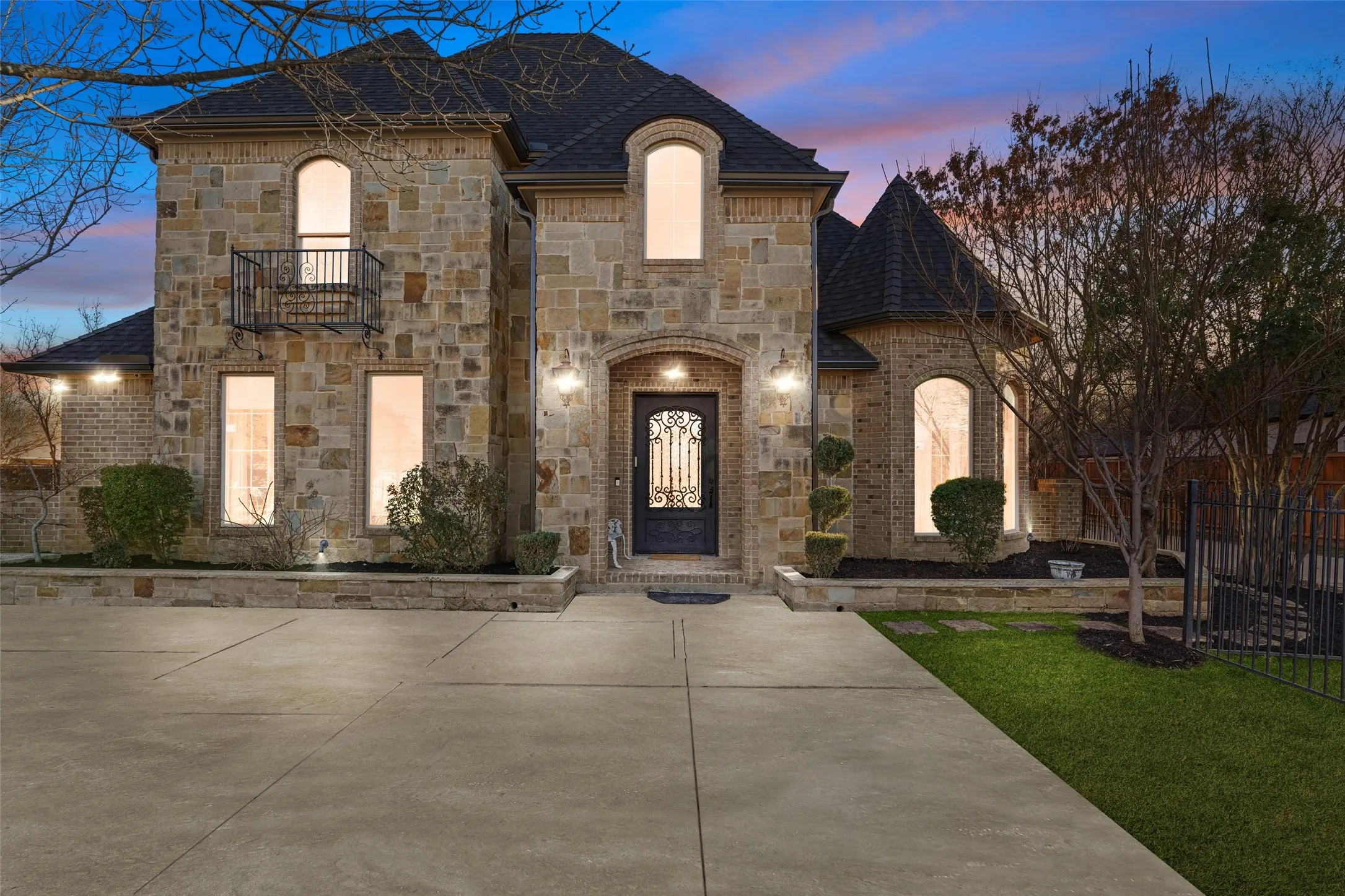 Single Family Residence For Sale in Tarrant County , 3310 Collard Road, Arlington, Texas 76017, 4 Bedroom, 5 Bathroom, 3 Garage spaces, 4,269 Sqft, built in 2006, Preowned, mls#21178184, Real Estate Agent in Arlington, Homes For Sale in Tarrant county, Homes For Sale in Arlington, Realtor in Arlington Texas, Real Estate Brokerage Independent Realty Texas, Luminita Cordes Realtor