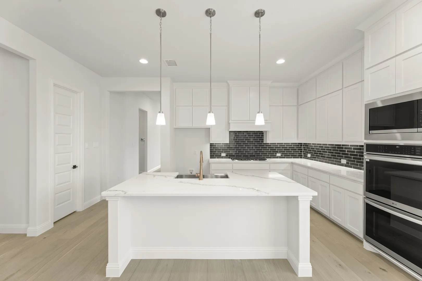 07. 8505 Watersway - Kitchen