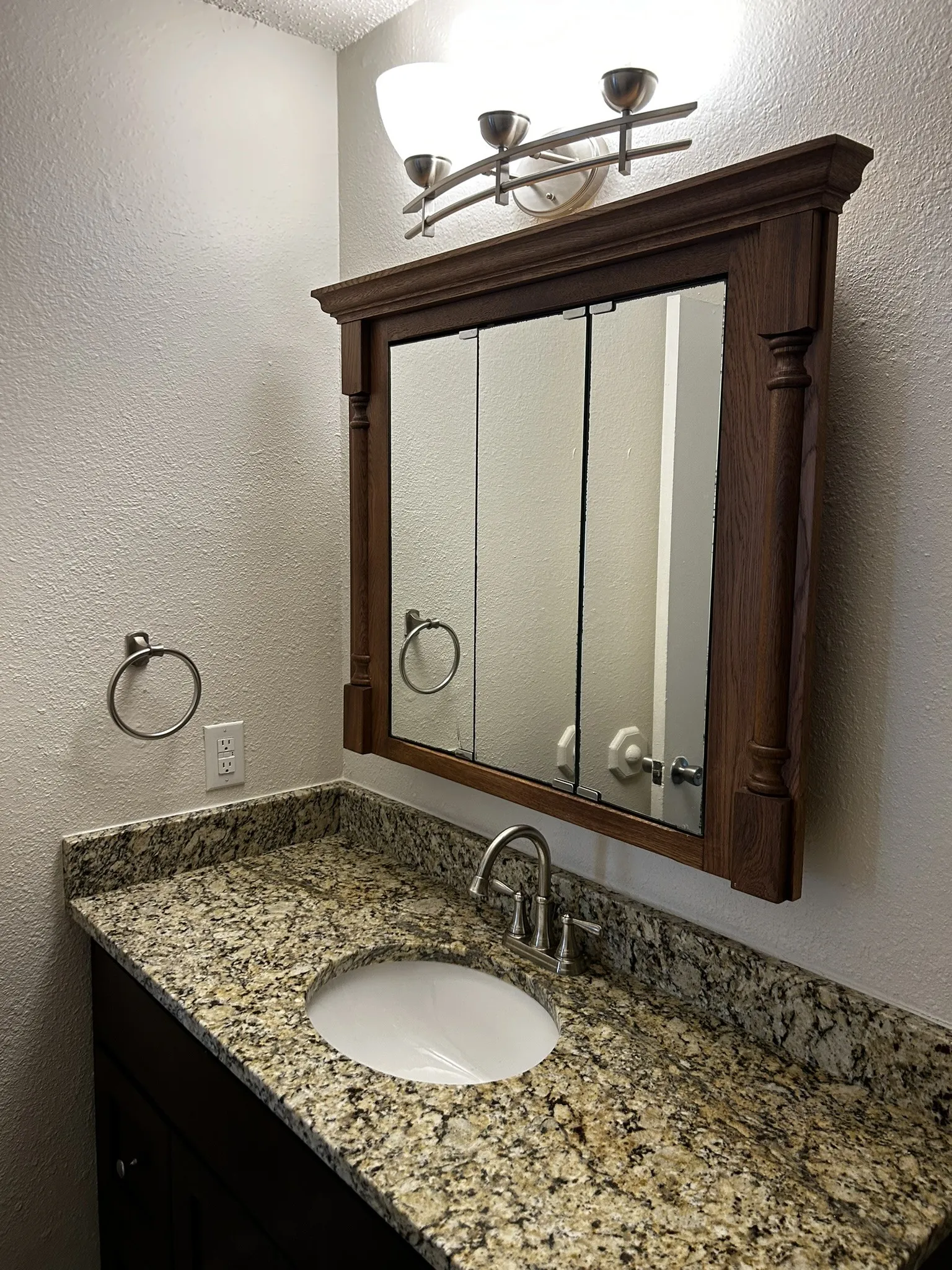 Condominium For Rent in Dallas County , 2200 E Trinity Mills Road 301, Carrollton, Texas 75006, 1 Bedroom, 1 Bathroom, Garage spaces, 639 Sqft, built in 1980, Preowned, mls#21179715, Real Estate Agent in Carrollton, Homes For Rent in Dallas county, Homes For Rent in Carrollton, Realtor in Carrollton Texas, Real Estate Brokerage Independent Realty Texas, Luminita Cordes Realtor