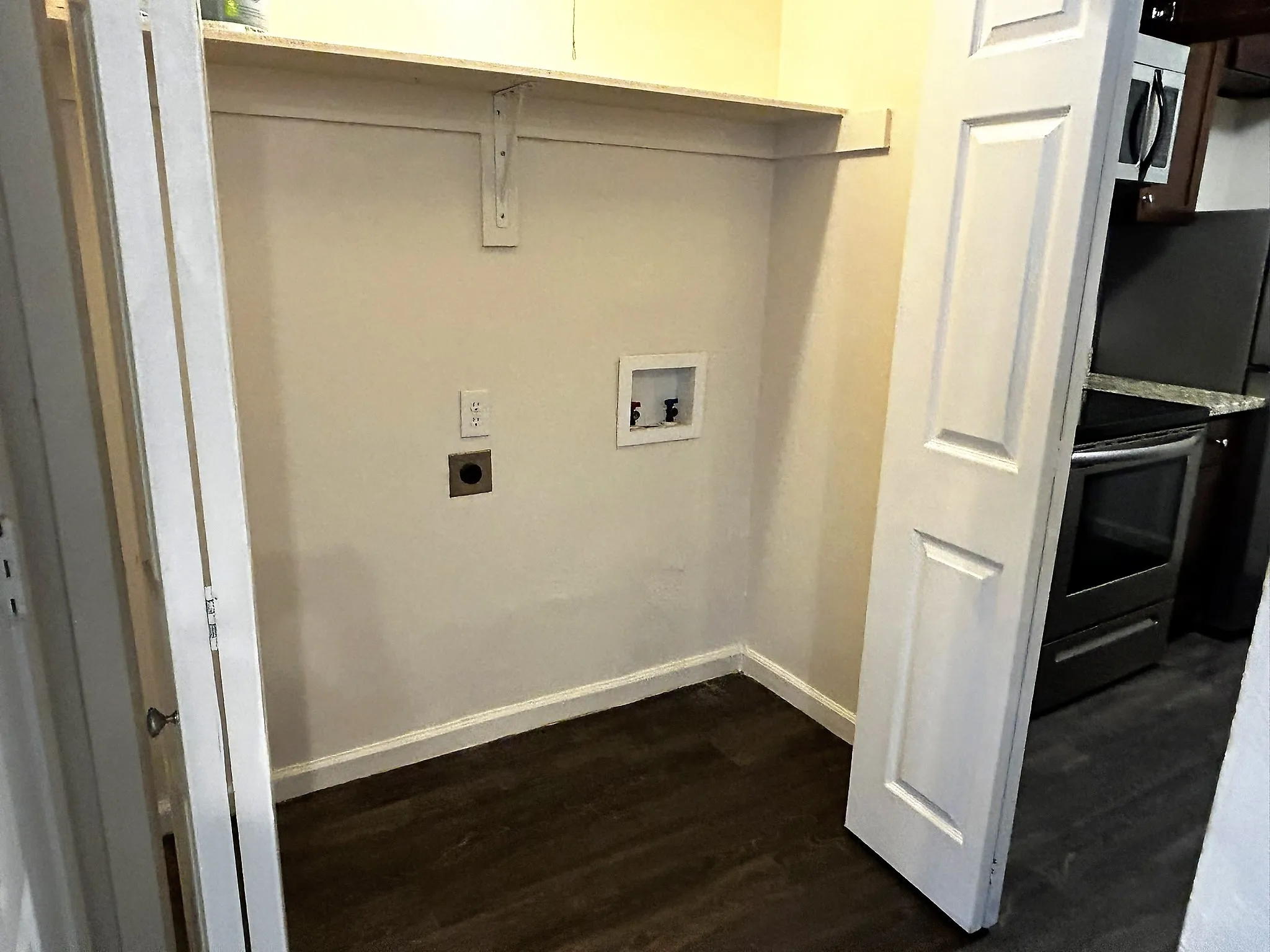 Condominium For Rent in Dallas County , 2200 E Trinity Mills Road 301, Carrollton, Texas 75006, 1 Bedroom, 1 Bathroom, Garage spaces, 639 Sqft, built in 1980, Preowned, mls#21179715, Real Estate Agent in Carrollton, Homes For Rent in Dallas county, Homes For Rent in Carrollton, Realtor in Carrollton Texas, Real Estate Brokerage Independent Realty Texas, Luminita Cordes Realtor