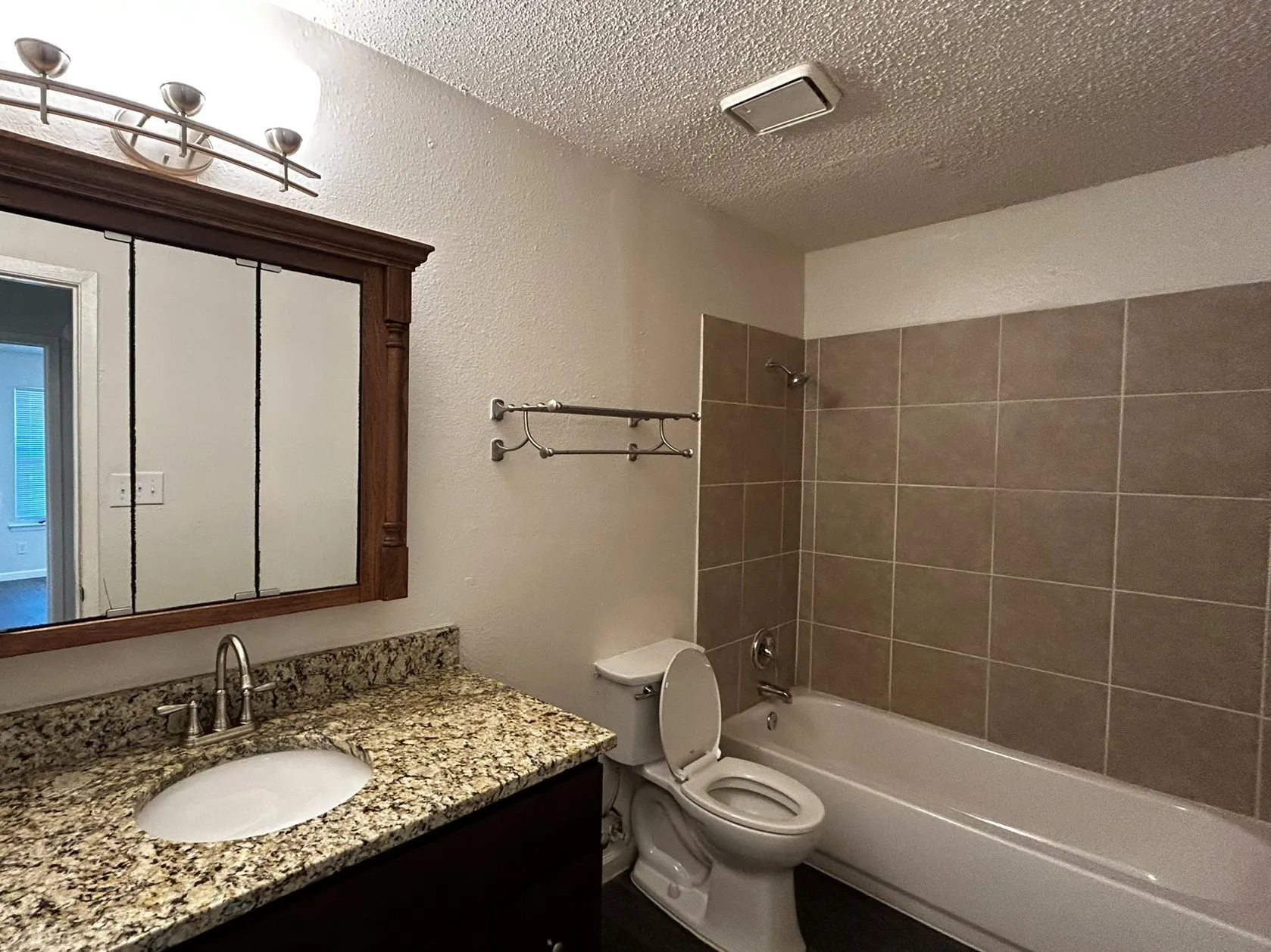 Condominium For Rent in Dallas County , 2200 E Trinity Mills Road 301, Carrollton, Texas 75006, 1 Bedroom, 1 Bathroom, Garage spaces, 639 Sqft, built in 1980, Preowned, mls#21179715, Real Estate Agent in Carrollton, Homes For Rent in Dallas county, Homes For Rent in Carrollton, Realtor in Carrollton Texas, Real Estate Brokerage Independent Realty Texas, Luminita Cordes Realtor
