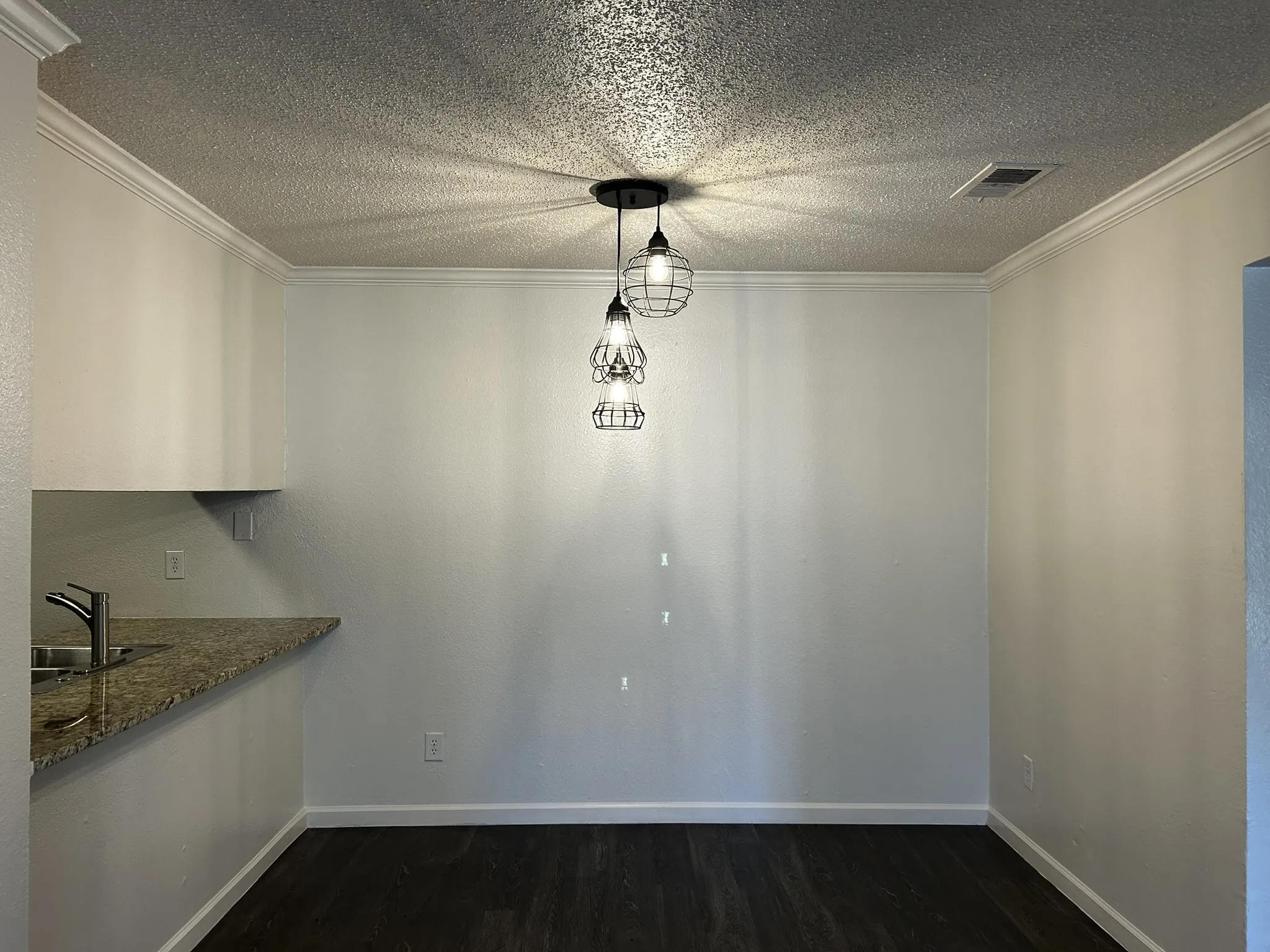 Condominium For Rent in Dallas County , 2200 E Trinity Mills Road 301, Carrollton, Texas 75006, 1 Bedroom, 1 Bathroom, Garage spaces, 639 Sqft, built in 1980, Preowned, mls#21179715, Real Estate Agent in Carrollton, Homes For Rent in Dallas county, Homes For Rent in Carrollton, Realtor in Carrollton Texas, Real Estate Brokerage Independent Realty Texas, Luminita Cordes Realtor