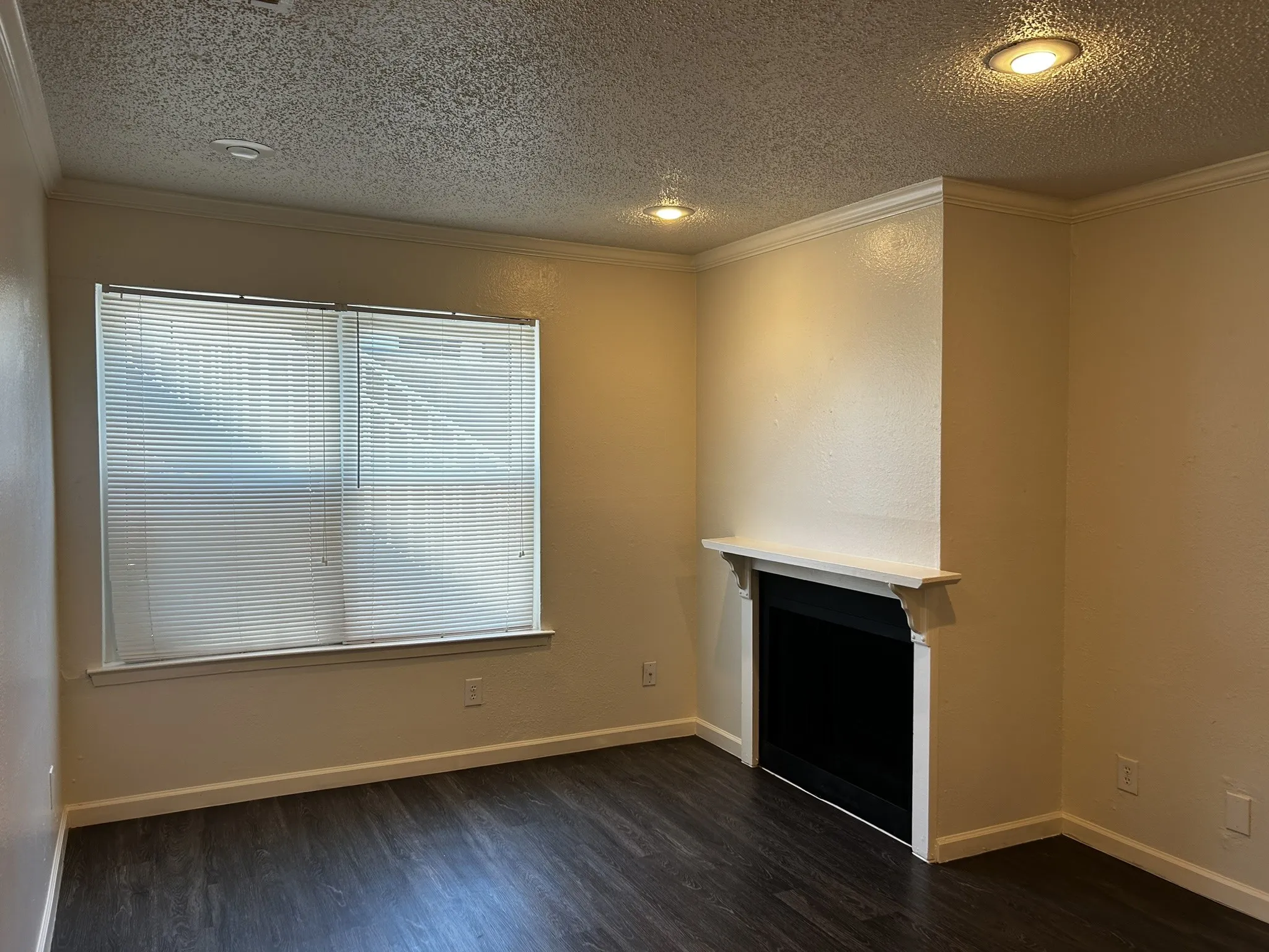 Condominium For Rent in Dallas County , 2200 E Trinity Mills Road 301, Carrollton, Texas 75006, 1 Bedroom, 1 Bathroom, Garage spaces, 639 Sqft, built in 1980, Preowned, mls#21179715, Real Estate Agent in Carrollton, Homes For Rent in Dallas county, Homes For Rent in Carrollton, Realtor in Carrollton Texas, Real Estate Brokerage Independent Realty Texas, Luminita Cordes Realtor