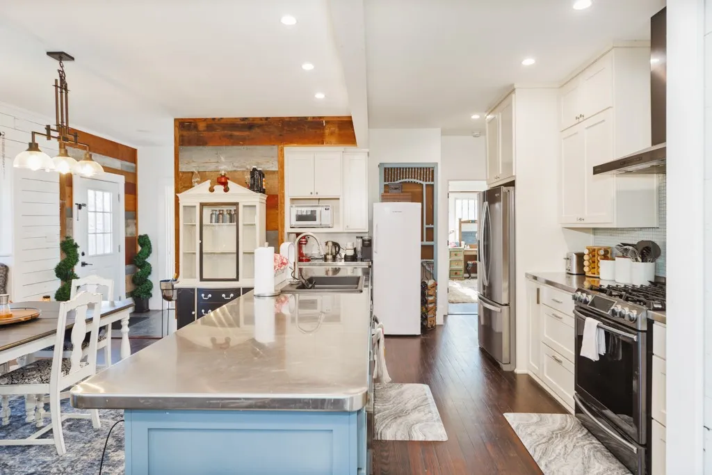 Single Family Residence For Sale in Montague County , 701 N Mason Street, Bowie, Texas 76230, 3 Bedroom, 2 Bathroom, Garage spaces, 1,593 Sqft, built in 0, Preowned, Price $279,900, mls#21178418, Real Estate Agent in Bowie, Homes For Sale in Montague county, Homes For Sale in Bowie, Realtor in Bowie Texas, Real Estate Brokerage Independent Realty Texas, Luminita Cordes Realtor