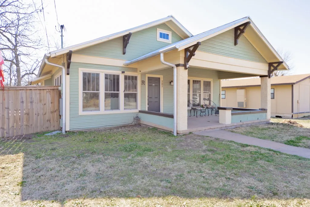 Single Family Residence For Sale in Montague County , 701 N Mason Street, Bowie, Texas 76230, 3 Bedroom, 2 Bathroom, Garage spaces, 1,593 Sqft, built in 0, Preowned, Price $279,900, mls#21178418, Real Estate Agent in Bowie, Homes For Sale in Montague county, Homes For Sale in Bowie, Realtor in Bowie Texas, Real Estate Brokerage Independent Realty Texas, Luminita Cordes Realtor
