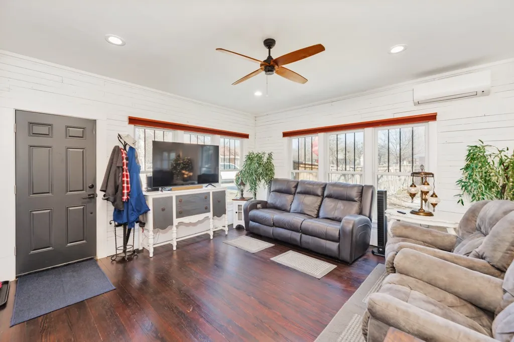 Single Family Residence For Sale in Montague County , 701 N Mason Street, Bowie, Texas 76230, 3 Bedroom, 2 Bathroom, Garage spaces, 1,593 Sqft, built in 0, Preowned, Price $279,900, mls#21178418, Real Estate Agent in Bowie, Homes For Sale in Montague county, Homes For Sale in Bowie, Realtor in Bowie Texas, Real Estate Brokerage Independent Realty Texas, Luminita Cordes Realtor