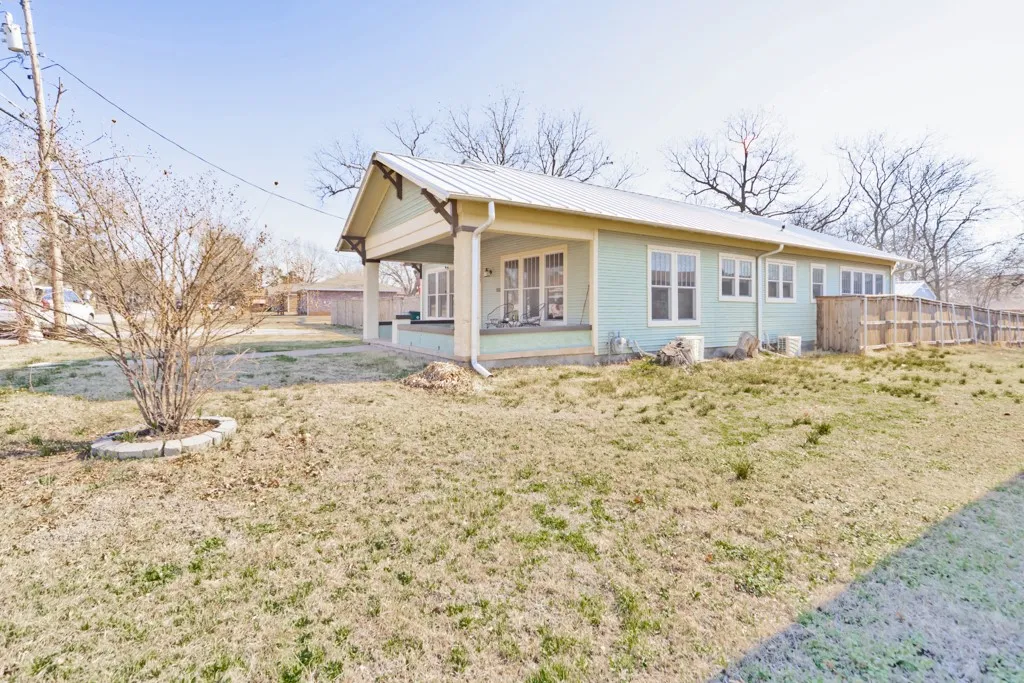 Single Family Residence For Sale in Montague County , 701 N Mason Street, Bowie, Texas 76230, 3 Bedroom, 2 Bathroom, Garage spaces, 1,593 Sqft, built in 0, Preowned, Price $279,900, mls#21178418, Real Estate Agent in Bowie, Homes For Sale in Montague county, Homes For Sale in Bowie, Realtor in Bowie Texas, Real Estate Brokerage Independent Realty Texas, Luminita Cordes Realtor