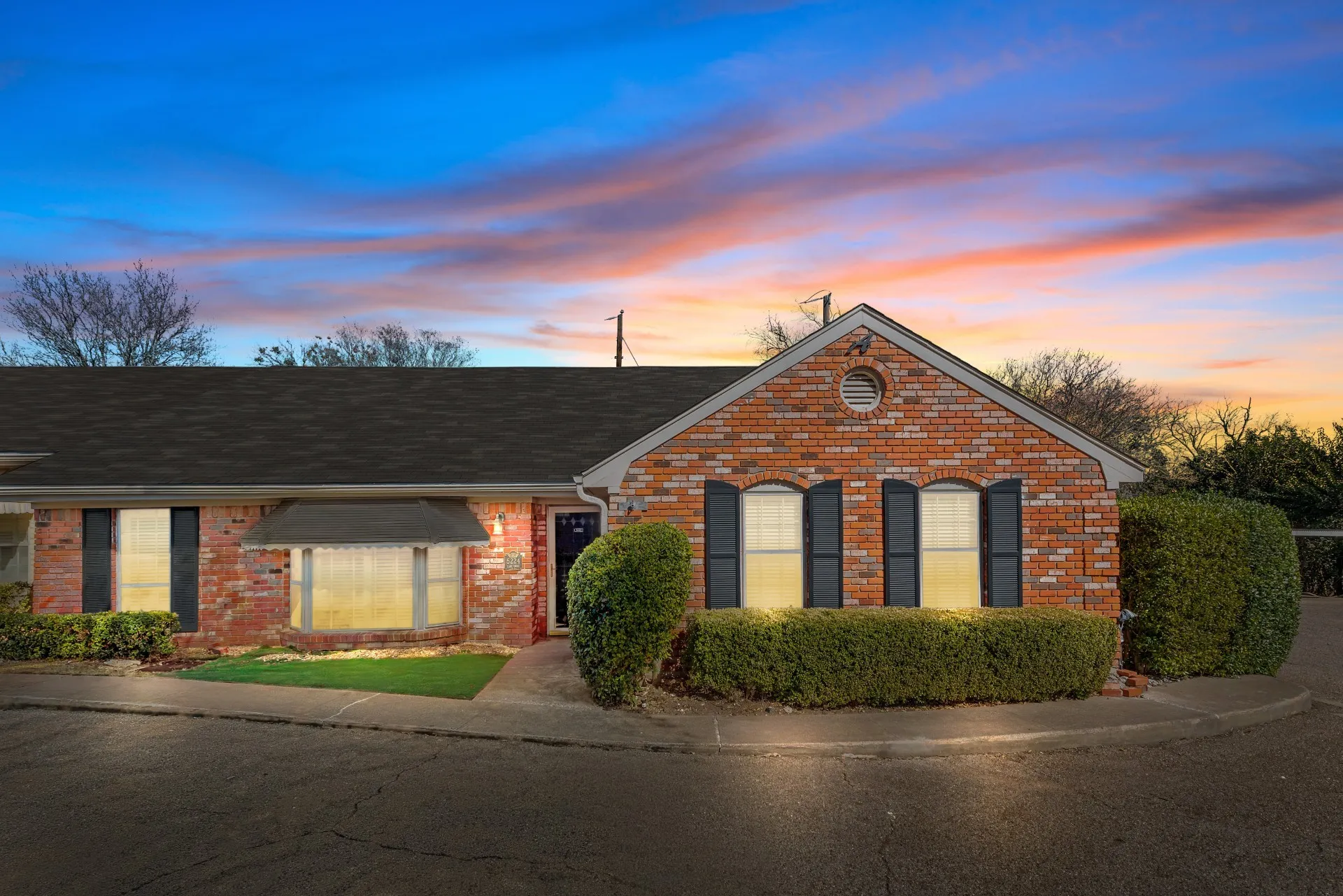 Condominium For Sale in Mc Lennan County , 5224 Lake Shore, Waco, Texas 76710, 2 Bedroom, 2 Bathroom, Garage spaces, 1,873 Sqft, built in 1969, mls#21178590, Real Estate Agent in Waco, Homes For Sale in Mc Lennan county, Homes For Sale in Waco, Realtor in Waco Texas, Real Estate Brokerage Independent Realty Texas, Luminita Cordes Realtor