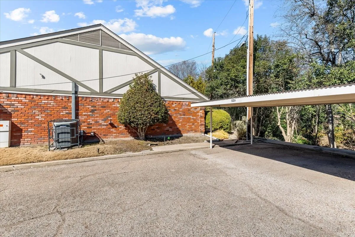 Condominium For Sale in Mc Lennan County , 5224 Lake Shore, Waco, Texas 76710, 2 Bedroom, 2 Bathroom, Garage spaces, 1,873 Sqft, built in 1969, mls#21178590, Real Estate Agent in Waco, Homes For Sale in Mc Lennan county, Homes For Sale in Waco, Realtor in Waco Texas, Real Estate Brokerage Independent Realty Texas, Luminita Cordes Realtor