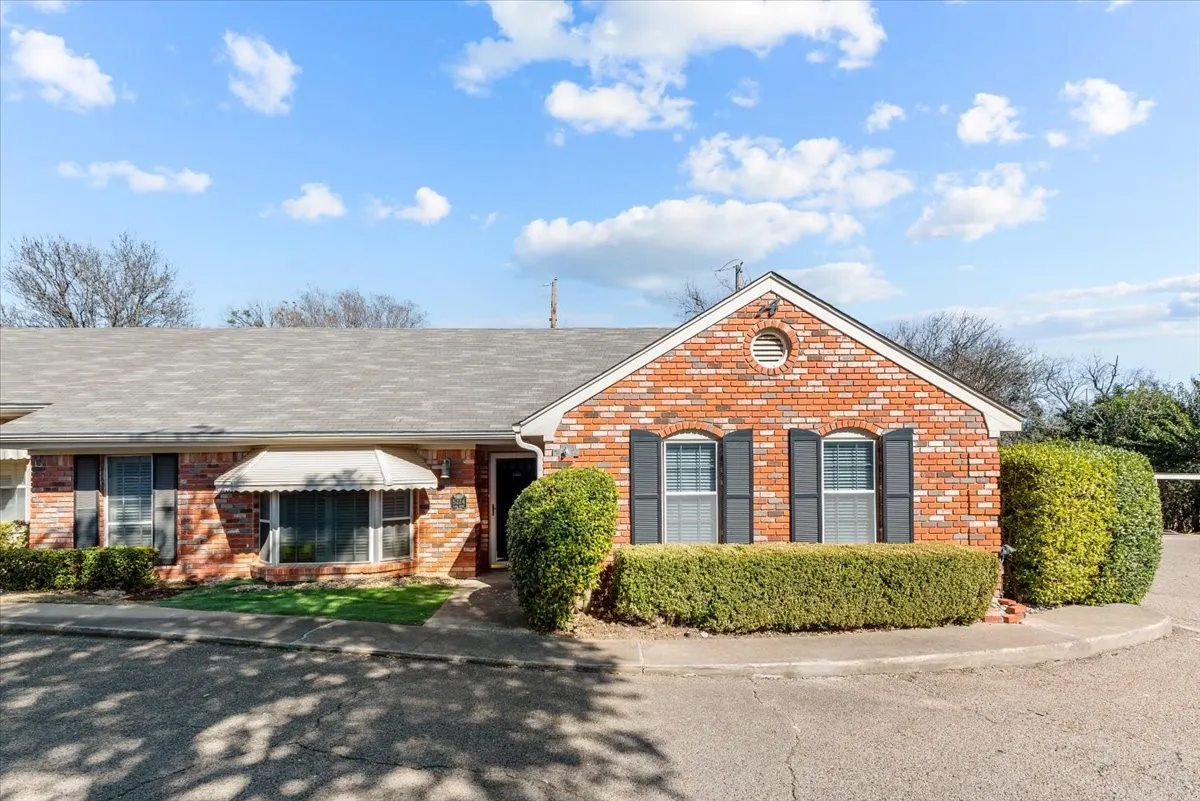 Condominium For Sale in Mc Lennan County , 5224 Lake Shore, Waco, Texas 76710, 2 Bedroom, 2 Bathroom, Garage spaces, 1,873 Sqft, built in 1969, mls#21178590, Real Estate Agent in Waco, Homes For Sale in Mc Lennan county, Homes For Sale in Waco, Realtor in Waco Texas, Real Estate Brokerage Independent Realty Texas, Luminita Cordes Realtor