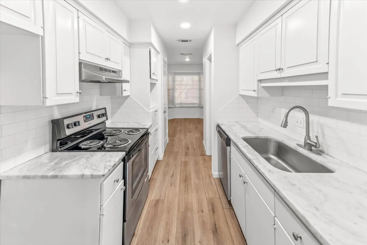 Condominium For Sale in Mc Lennan County , 5224 Lake Shore, Waco, Texas 76710, 2 Bedroom, 2 Bathroom, Garage spaces, 1,873 Sqft, built in 1969, mls#21178590, Real Estate Agent in Waco, Homes For Sale in Mc Lennan county, Homes For Sale in Waco, Realtor in Waco Texas, Real Estate Brokerage Independent Realty Texas, Luminita Cordes Realtor