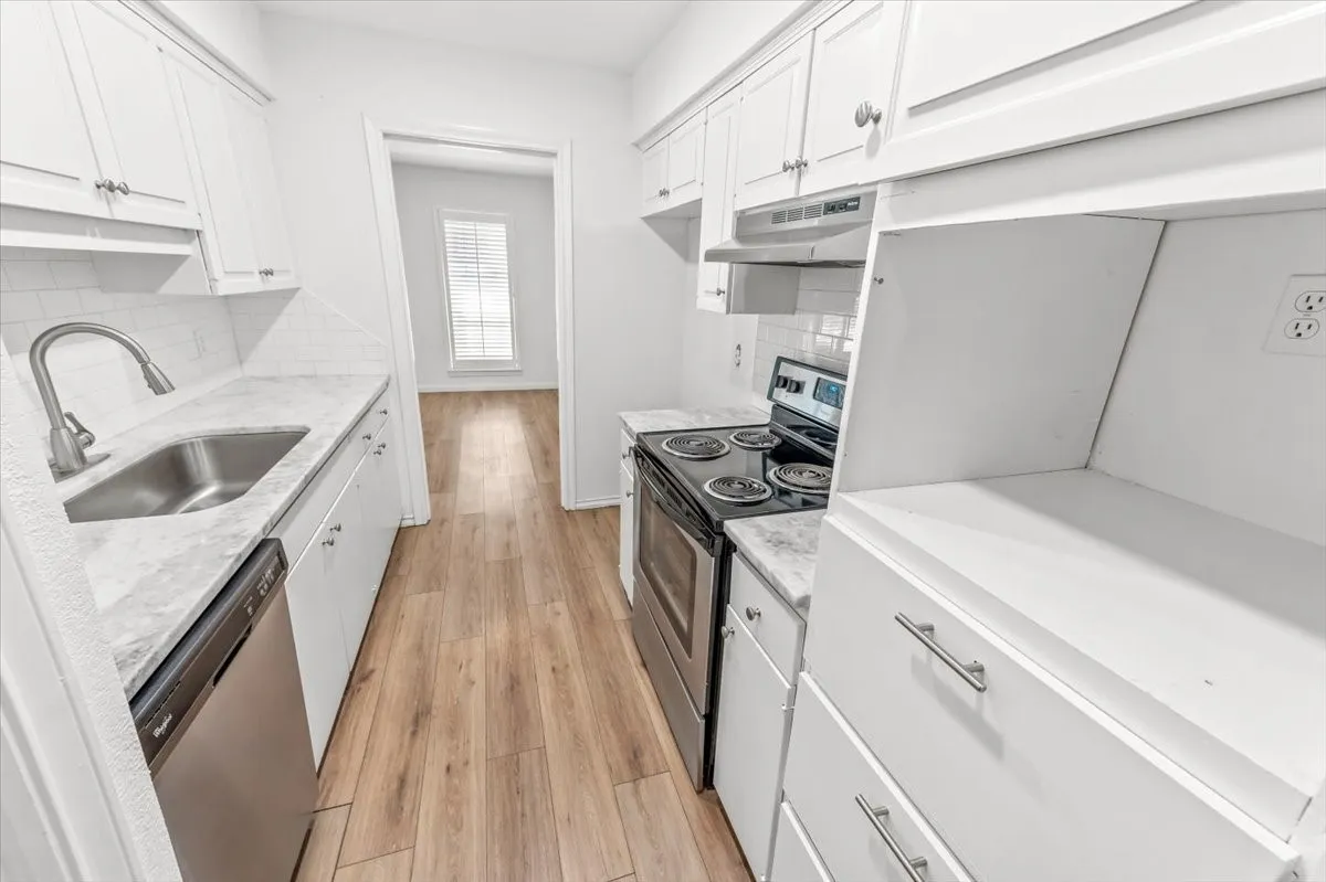 Condominium For Sale in Mc Lennan County , 5224 Lake Shore, Waco, Texas 76710, 2 Bedroom, 2 Bathroom, Garage spaces, 1,873 Sqft, built in 1969, mls#21178590, Real Estate Agent in Waco, Homes For Sale in Mc Lennan county, Homes For Sale in Waco, Realtor in Waco Texas, Real Estate Brokerage Independent Realty Texas, Luminita Cordes Realtor