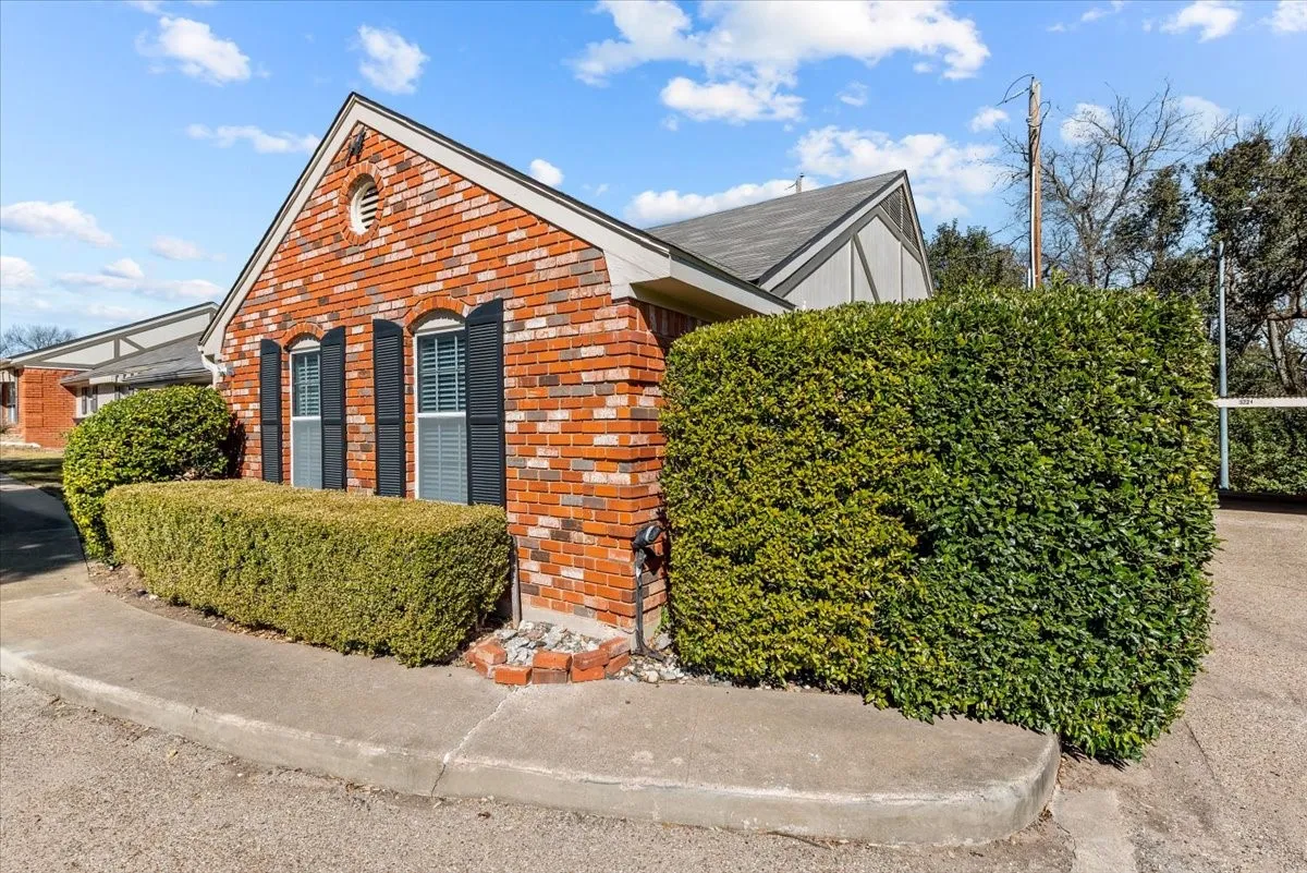 Condominium For Sale in Mc Lennan County , 5224 Lake Shore, Waco, Texas 76710, 2 Bedroom, 2 Bathroom, Garage spaces, 1,873 Sqft, built in 1969, mls#21178590, Real Estate Agent in Waco, Homes For Sale in Mc Lennan county, Homes For Sale in Waco, Realtor in Waco Texas, Real Estate Brokerage Independent Realty Texas, Luminita Cordes Realtor