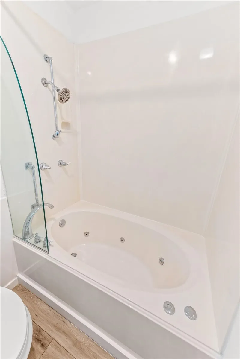 Condominium For Sale in Mc Lennan County , 5224 Lake Shore, Waco, Texas 76710, 2 Bedroom, 2 Bathroom, Garage spaces, 1,873 Sqft, built in 1969, mls#21178590, Real Estate Agent in Waco, Homes For Sale in Mc Lennan county, Homes For Sale in Waco, Realtor in Waco Texas, Real Estate Brokerage Independent Realty Texas, Luminita Cordes Realtor