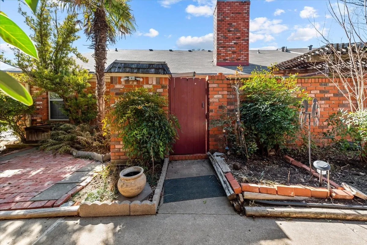 Condominium For Sale in Mc Lennan County , 5224 Lake Shore, Waco, Texas 76710, 2 Bedroom, 2 Bathroom, Garage spaces, 1,873 Sqft, built in 1969, mls#21178590, Real Estate Agent in Waco, Homes For Sale in Mc Lennan county, Homes For Sale in Waco, Realtor in Waco Texas, Real Estate Brokerage Independent Realty Texas, Luminita Cordes Realtor