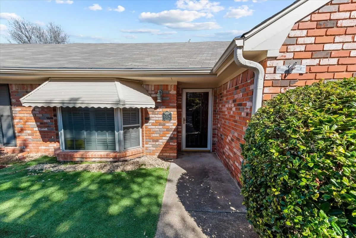 Condominium For Sale in Mc Lennan County , 5224 Lake Shore, Waco, Texas 76710, 2 Bedroom, 2 Bathroom, Garage spaces, 1,873 Sqft, built in 1969, mls#21178590, Real Estate Agent in Waco, Homes For Sale in Mc Lennan county, Homes For Sale in Waco, Realtor in Waco Texas, Real Estate Brokerage Independent Realty Texas, Luminita Cordes Realtor