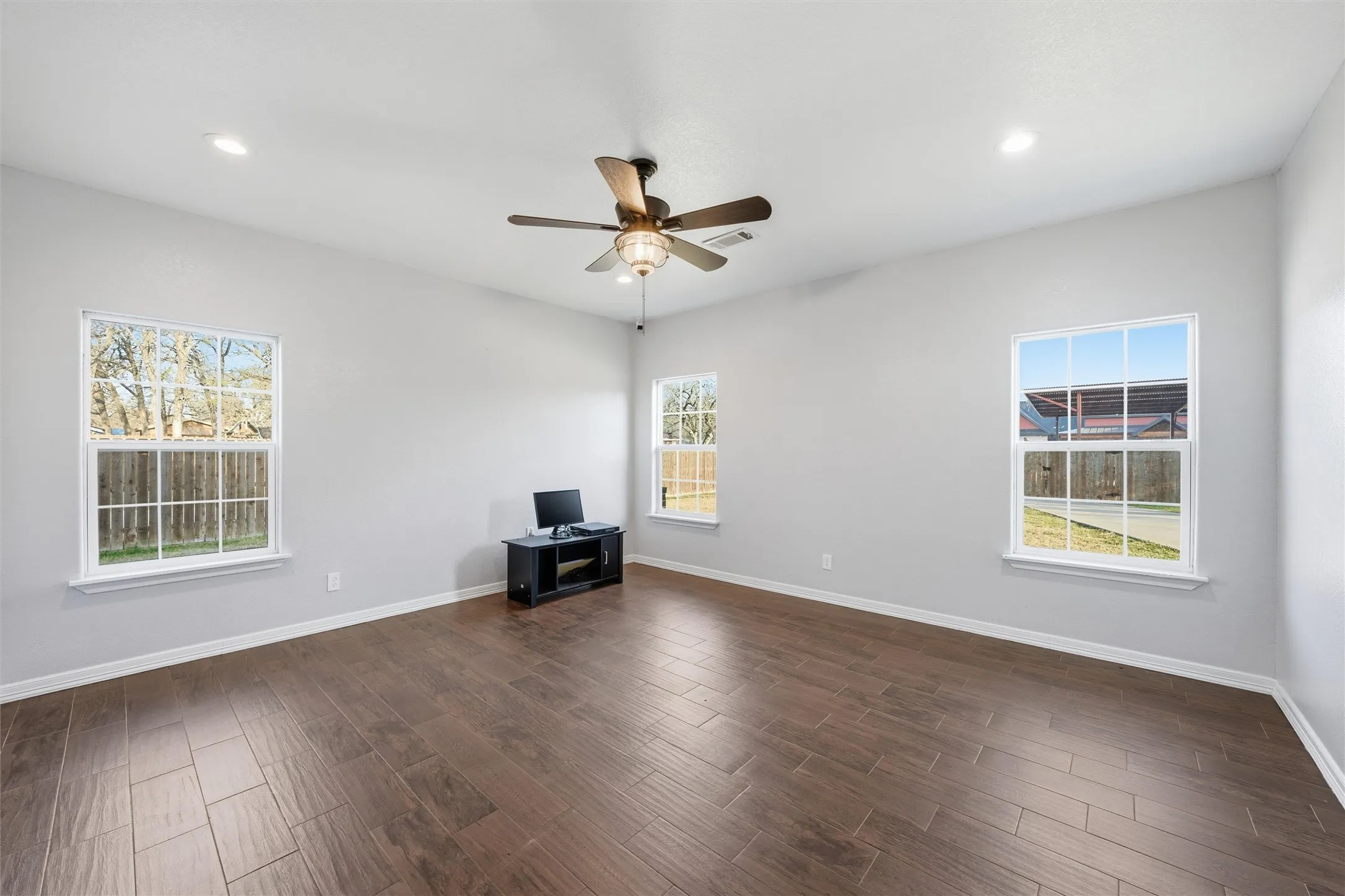 Single Family Residence For Sale in Mc Lennan County , 1205 Avenue B, Lacy Lakeview, Texas 76705, 5 Bedroom, 4 Bathroom, 2 Garage spaces, 4,023 Sqft, built in 2018, mls#21176765, Real Estate Agent in Lacy Lakeview, Homes For Sale in Mc Lennan county, Homes For Sale in Lacy Lakeview, Realtor in Lacy Lakeview Texas, Real Estate Brokerage Independent Realty Texas, Luminita Cordes Realtor