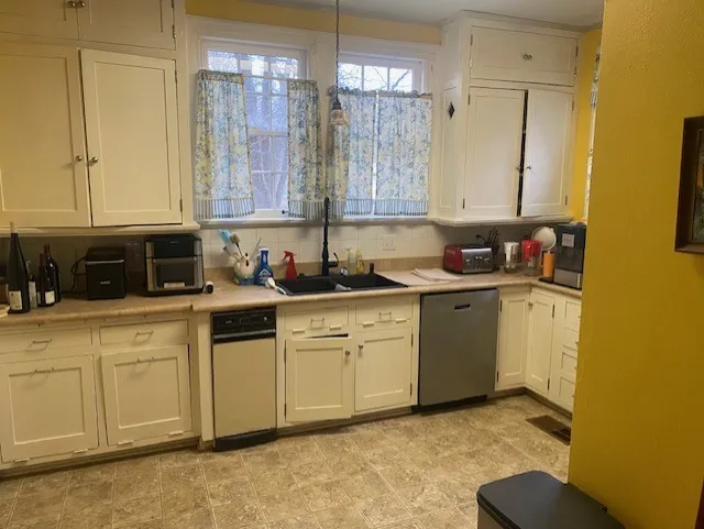 Single Family Residence For Sale in Red River (TX) County , 1404 W MAIN Street, Clarksville, Texas 75426, 3 Bedroom, 3 Bathroom, 2 Garage spaces, 3,212 Sqft, built in 1931, Price $199,000, mls#21178602, Real Estate Agent in Clarksville, Homes For Sale in Red River (TX) county, Homes For Sale in Clarksville, Realtor in Clarksville Texas, Real Estate Brokerage Independent Realty Texas, Luminita Cordes Realtor