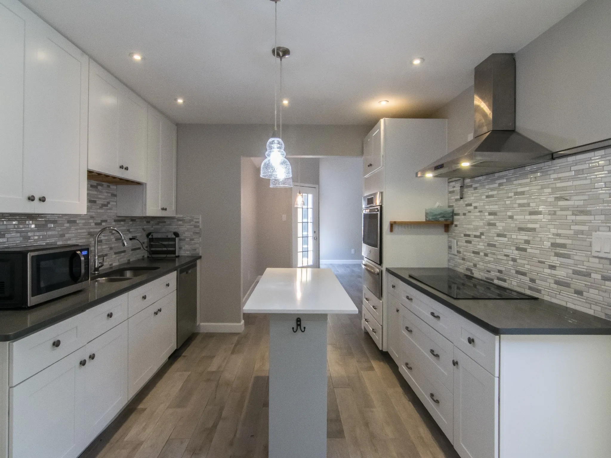 Single Family Residence For Rent in Dallas County , 3142 Royal Gable Drive, Dallas, Texas 75229, 3 Bedroom, 2 Bathroom, 1 Garage spaces, 1,229 Sqft, built in 1983, Preowned, mls#21180112, Real Estate Agent in Dallas, Homes For Rent in Dallas county, Homes For Rent in Dallas, Realtor in Dallas Texas, Real Estate Brokerage Independent Realty Texas, Luminita Cordes Realtor