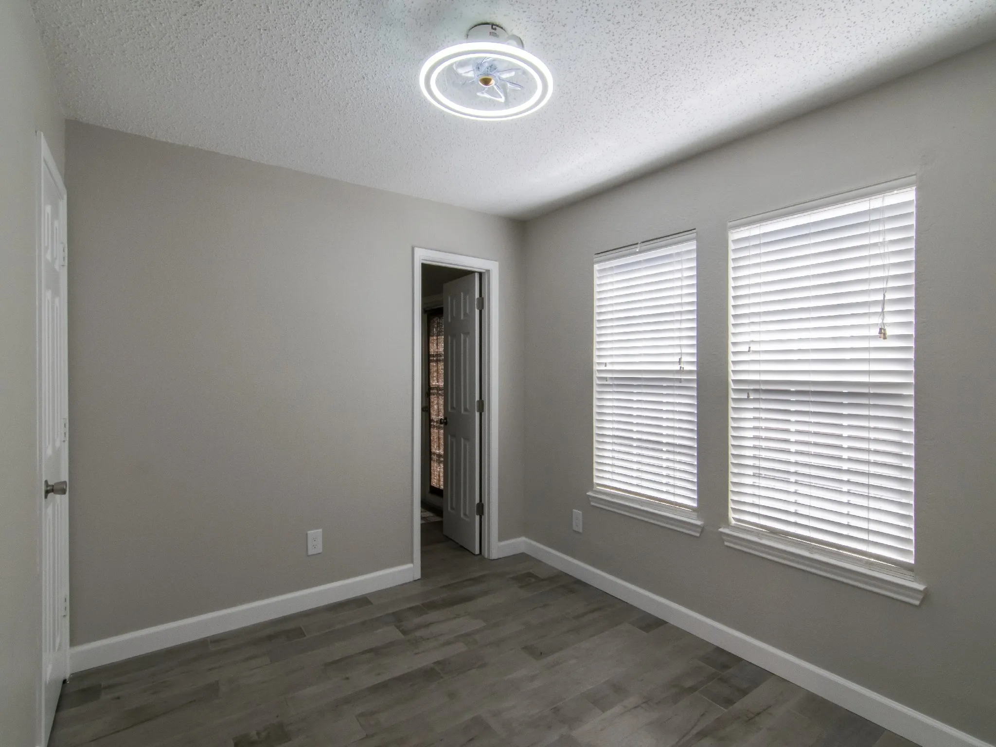 Single Family Residence For Rent in Dallas County , 3142 Royal Gable Drive, Dallas, Texas 75229, 3 Bedroom, 2 Bathroom, 1 Garage spaces, 1,229 Sqft, built in 1983, Preowned, mls#21180112, Real Estate Agent in Dallas, Homes For Rent in Dallas county, Homes For Rent in Dallas, Realtor in Dallas Texas, Real Estate Brokerage Independent Realty Texas, Luminita Cordes Realtor