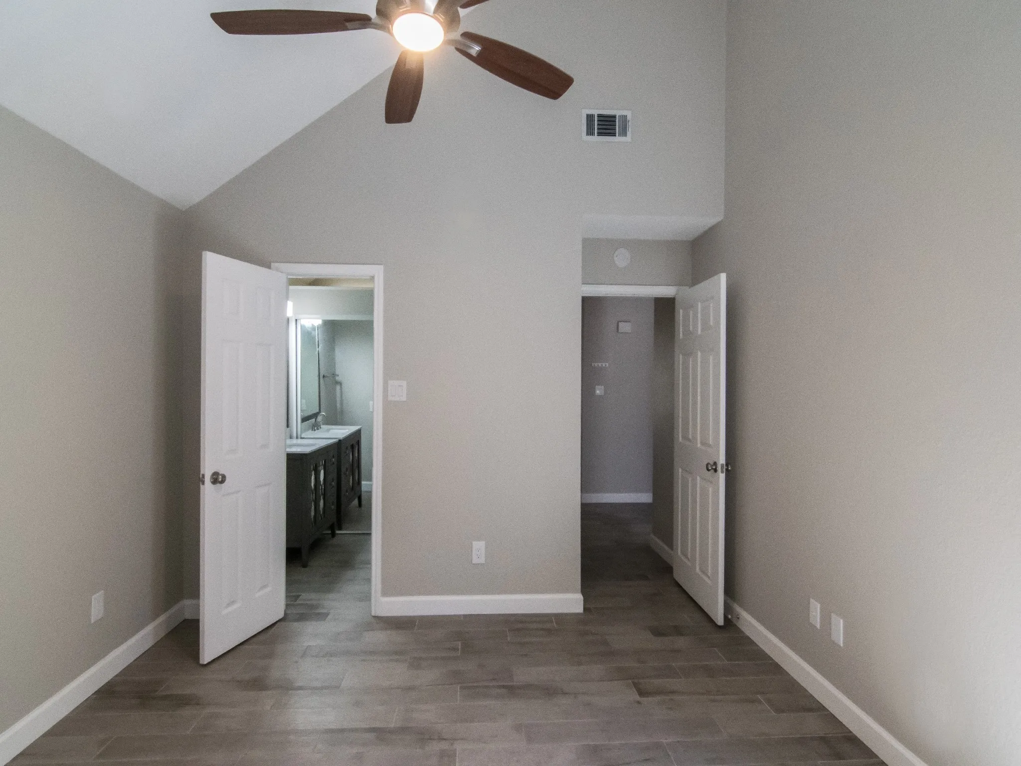 Single Family Residence For Rent in Dallas County , 3142 Royal Gable Drive, Dallas, Texas 75229, 3 Bedroom, 2 Bathroom, 1 Garage spaces, 1,229 Sqft, built in 1983, Preowned, mls#21180112, Real Estate Agent in Dallas, Homes For Rent in Dallas county, Homes For Rent in Dallas, Realtor in Dallas Texas, Real Estate Brokerage Independent Realty Texas, Luminita Cordes Realtor