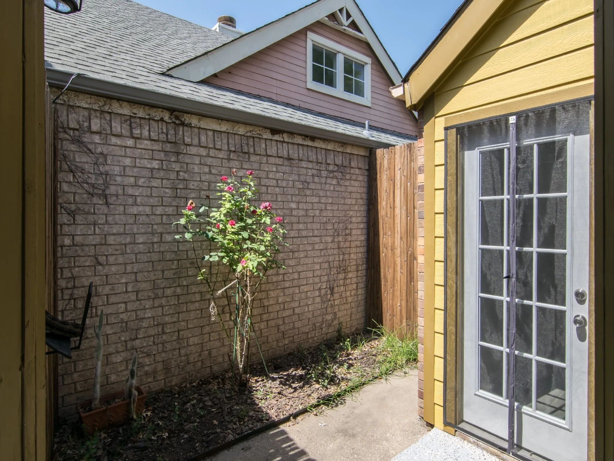 Single Family Residence For Rent in Dallas County , 3142 Royal Gable Drive, Dallas, Texas 75229, 3 Bedroom, 2 Bathroom, 1 Garage spaces, 1,229 Sqft, built in 1983, Preowned, mls#21180112, Real Estate Agent in Dallas, Homes For Rent in Dallas county, Homes For Rent in Dallas, Realtor in Dallas Texas, Real Estate Brokerage Independent Realty Texas, Luminita Cordes Realtor
