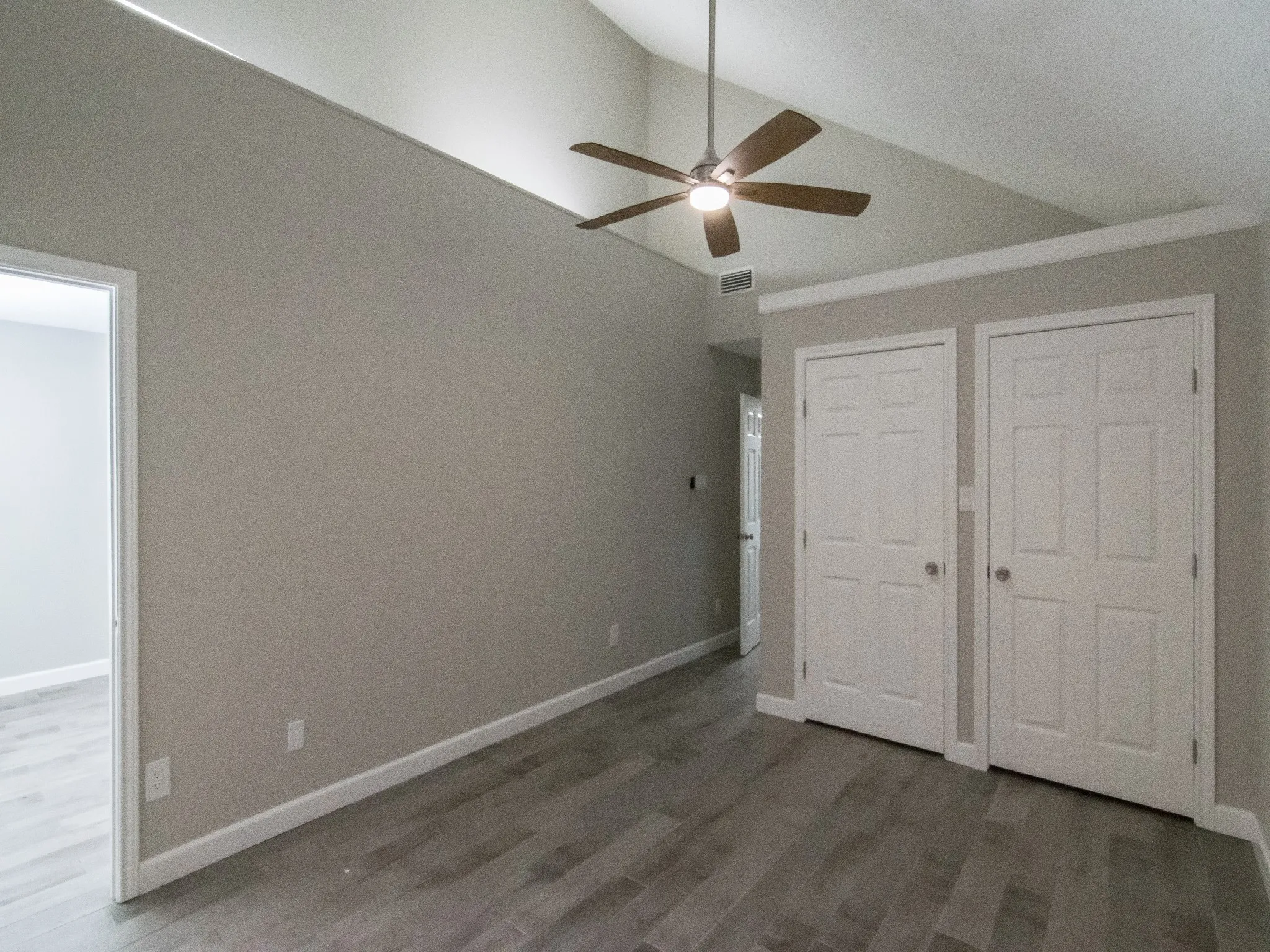Single Family Residence For Rent in Dallas County , 3142 Royal Gable Drive, Dallas, Texas 75229, 3 Bedroom, 2 Bathroom, 1 Garage spaces, 1,229 Sqft, built in 1983, Preowned, mls#21180112, Real Estate Agent in Dallas, Homes For Rent in Dallas county, Homes For Rent in Dallas, Realtor in Dallas Texas, Real Estate Brokerage Independent Realty Texas, Luminita Cordes Realtor