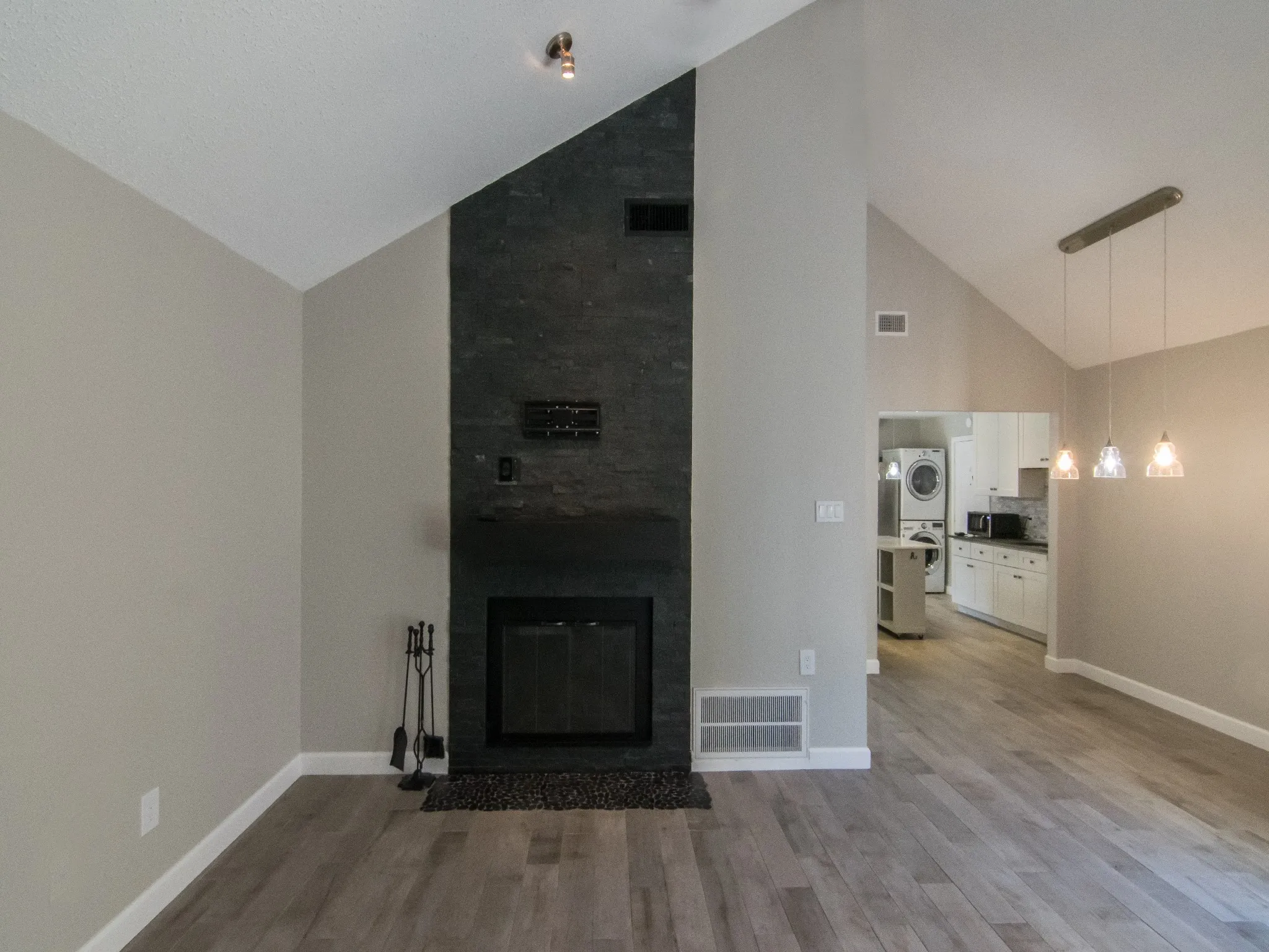 Single Family Residence For Rent in Dallas County , 3142 Royal Gable Drive, Dallas, Texas 75229, 3 Bedroom, 2 Bathroom, 1 Garage spaces, 1,229 Sqft, built in 1983, Preowned, mls#21180112, Real Estate Agent in Dallas, Homes For Rent in Dallas county, Homes For Rent in Dallas, Realtor in Dallas Texas, Real Estate Brokerage Independent Realty Texas, Luminita Cordes Realtor