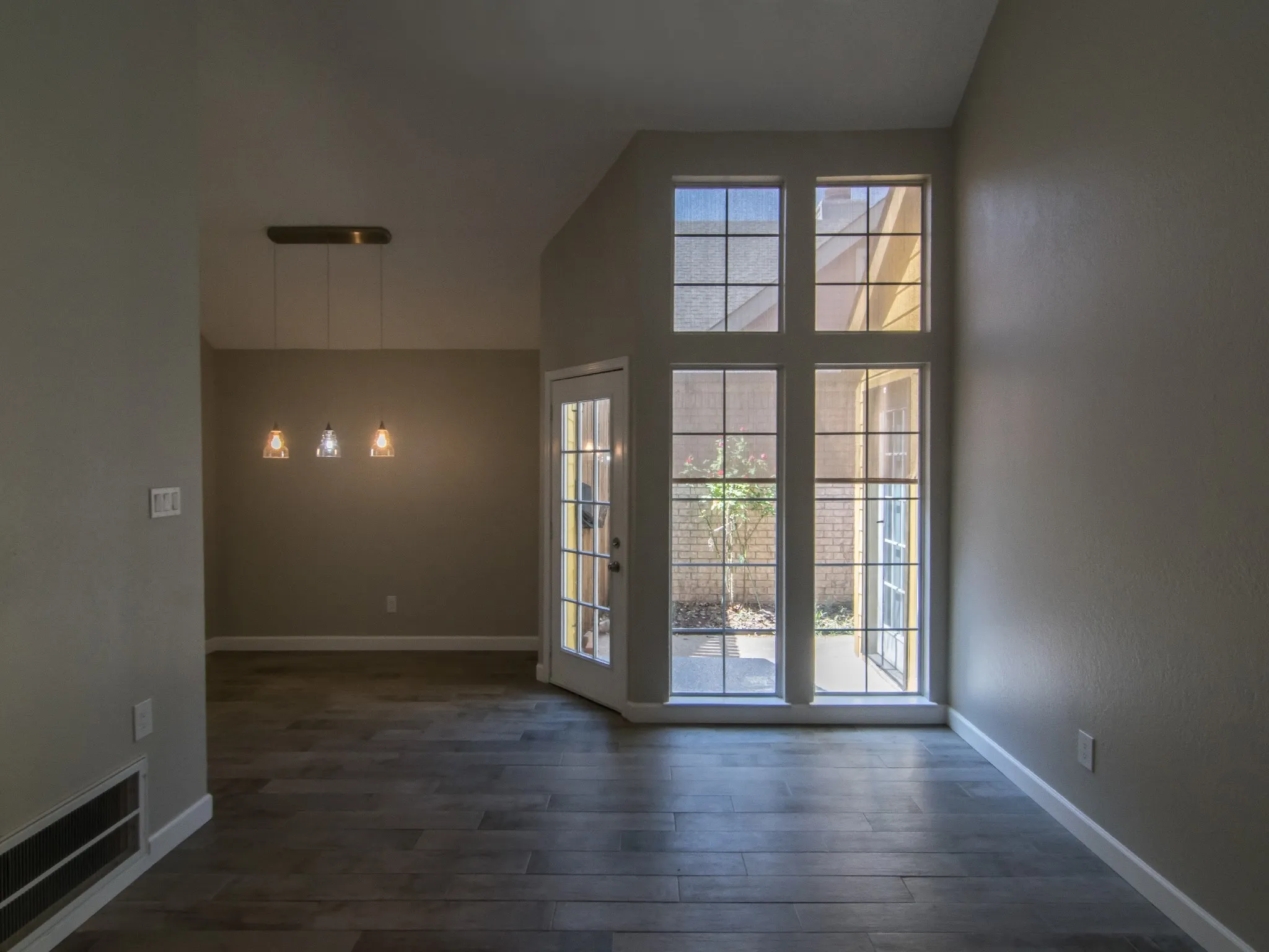 Single Family Residence For Rent in Dallas County , 3142 Royal Gable Drive, Dallas, Texas 75229, 3 Bedroom, 2 Bathroom, 1 Garage spaces, 1,229 Sqft, built in 1983, Preowned, mls#21180112, Real Estate Agent in Dallas, Homes For Rent in Dallas county, Homes For Rent in Dallas, Realtor in Dallas Texas, Real Estate Brokerage Independent Realty Texas, Luminita Cordes Realtor