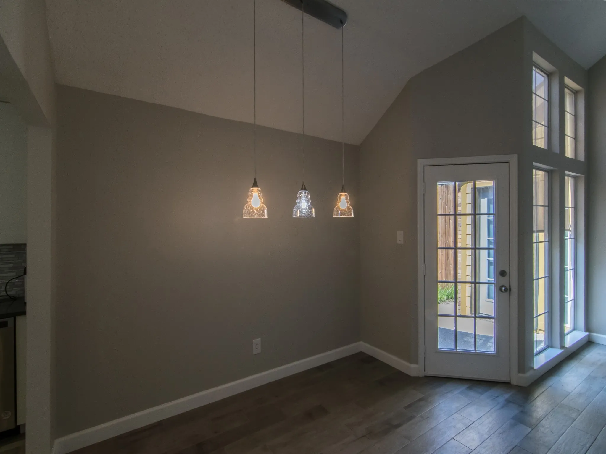 Single Family Residence For Rent in Dallas County , 3142 Royal Gable Drive, Dallas, Texas 75229, 3 Bedroom, 2 Bathroom, 1 Garage spaces, 1,229 Sqft, built in 1983, Preowned, mls#21180112, Real Estate Agent in Dallas, Homes For Rent in Dallas county, Homes For Rent in Dallas, Realtor in Dallas Texas, Real Estate Brokerage Independent Realty Texas, Luminita Cordes Realtor