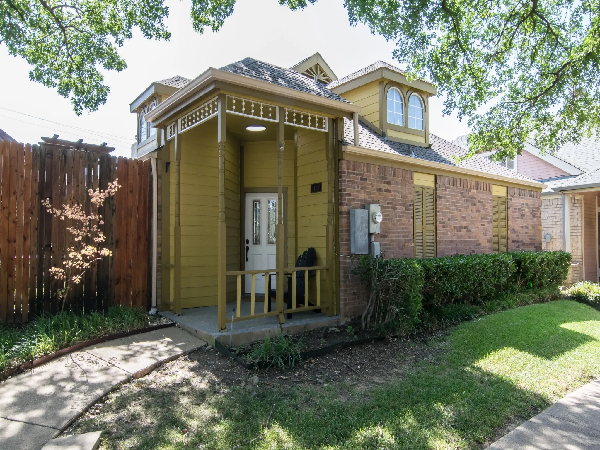 Single Family Residence For Rent in Dallas County , 3142 Royal Gable Drive, Dallas, Texas 75229, 3 Bedroom, 2 Bathroom, 1 Garage spaces, 1,229 Sqft, built in 1983, Preowned, mls#21180112, Real Estate Agent in Dallas, Homes For Rent in Dallas county, Homes For Rent in Dallas, Realtor in Dallas Texas, Real Estate Brokerage Independent Realty Texas, Luminita Cordes Realtor
