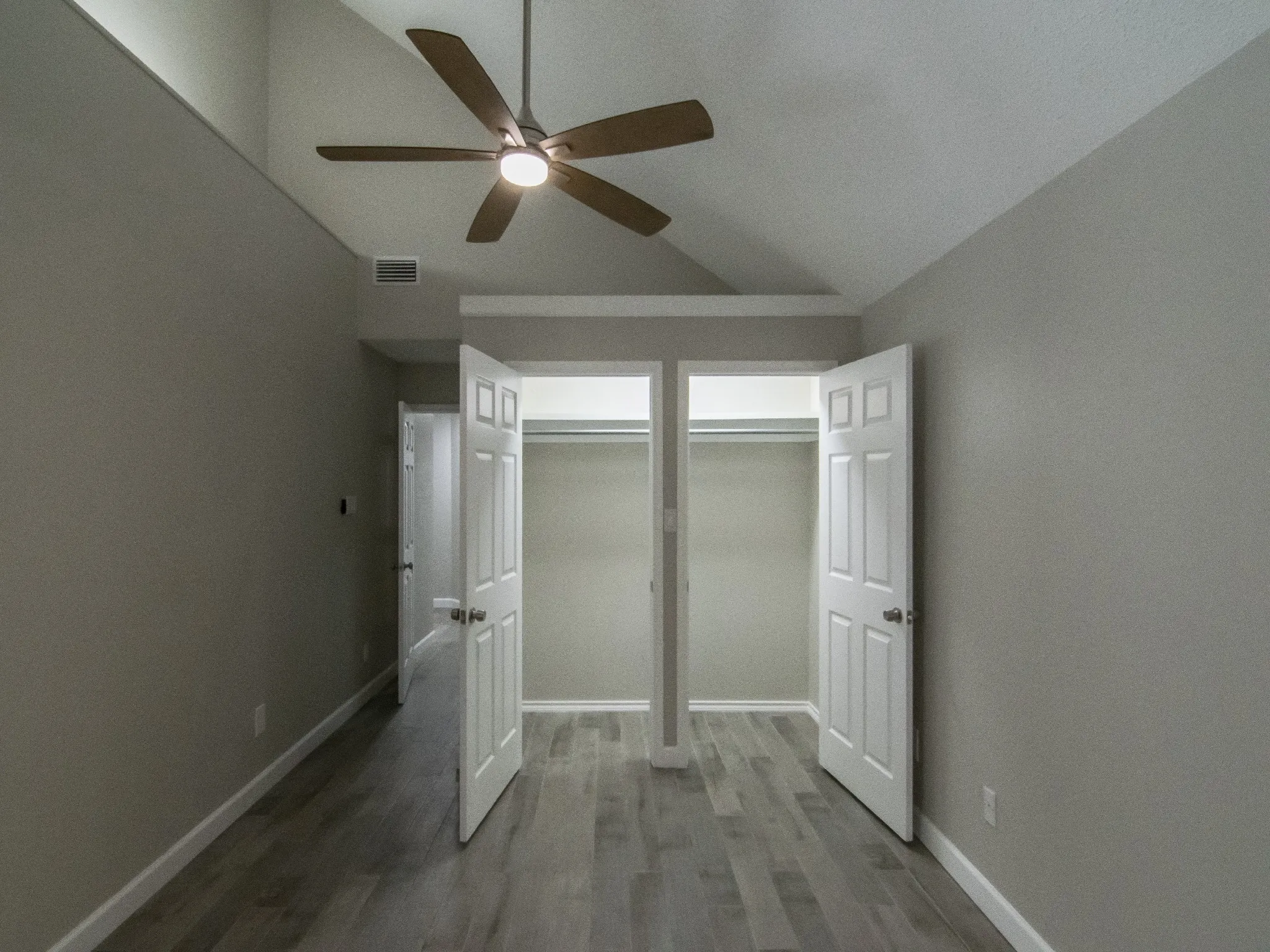 Single Family Residence For Rent in Dallas County , 3142 Royal Gable Drive, Dallas, Texas 75229, 3 Bedroom, 2 Bathroom, 1 Garage spaces, 1,229 Sqft, built in 1983, Preowned, mls#21180112, Real Estate Agent in Dallas, Homes For Rent in Dallas county, Homes For Rent in Dallas, Realtor in Dallas Texas, Real Estate Brokerage Independent Realty Texas, Luminita Cordes Realtor