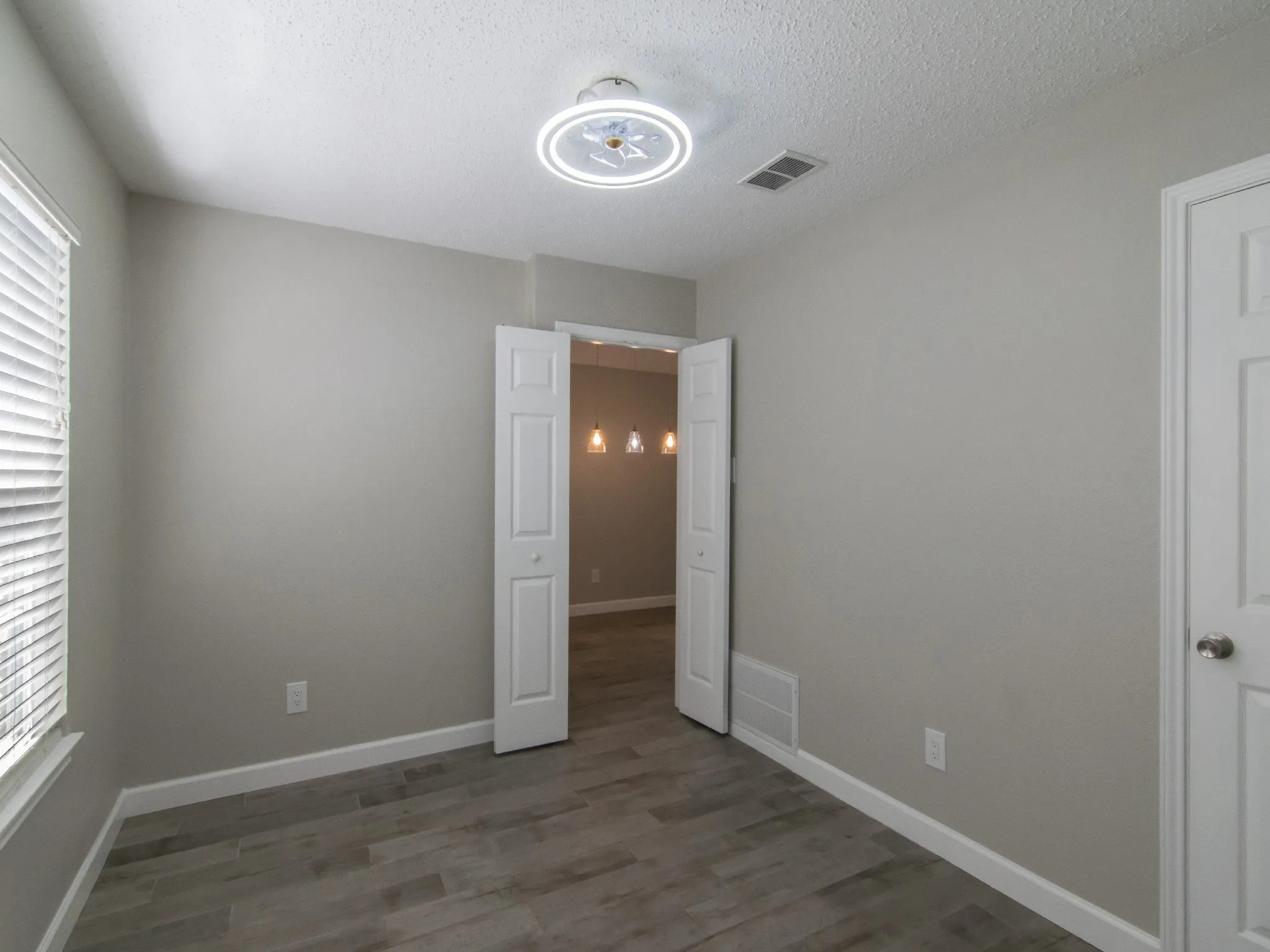 Single Family Residence For Rent in Dallas County , 3142 Royal Gable Drive, Dallas, Texas 75229, 3 Bedroom, 2 Bathroom, 1 Garage spaces, 1,229 Sqft, built in 1983, Preowned, mls#21180112, Real Estate Agent in Dallas, Homes For Rent in Dallas county, Homes For Rent in Dallas, Realtor in Dallas Texas, Real Estate Brokerage Independent Realty Texas, Luminita Cordes Realtor