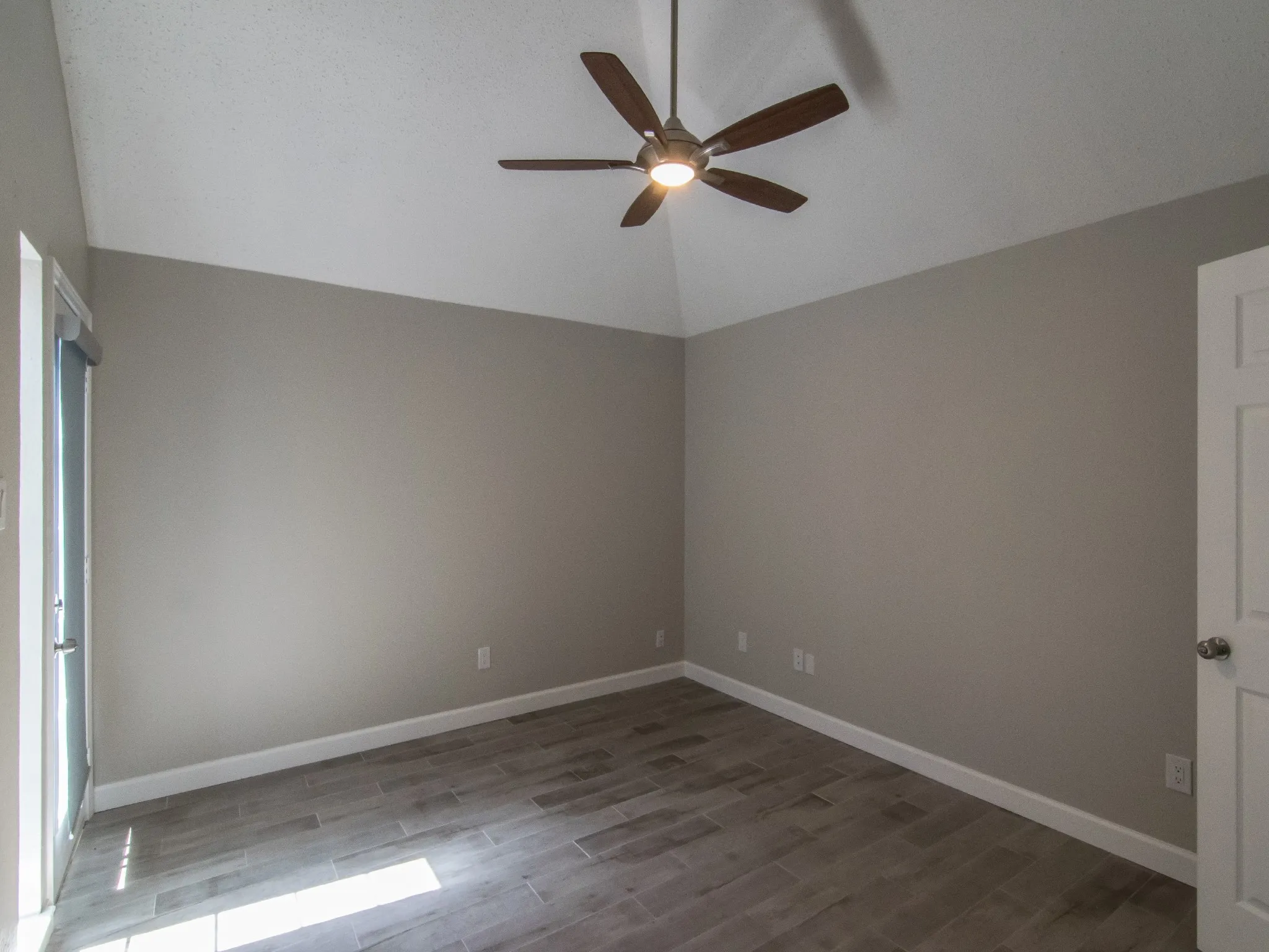 Single Family Residence For Rent in Dallas County , 3142 Royal Gable Drive, Dallas, Texas 75229, 3 Bedroom, 2 Bathroom, 1 Garage spaces, 1,229 Sqft, built in 1983, Preowned, mls#21180112, Real Estate Agent in Dallas, Homes For Rent in Dallas county, Homes For Rent in Dallas, Realtor in Dallas Texas, Real Estate Brokerage Independent Realty Texas, Luminita Cordes Realtor