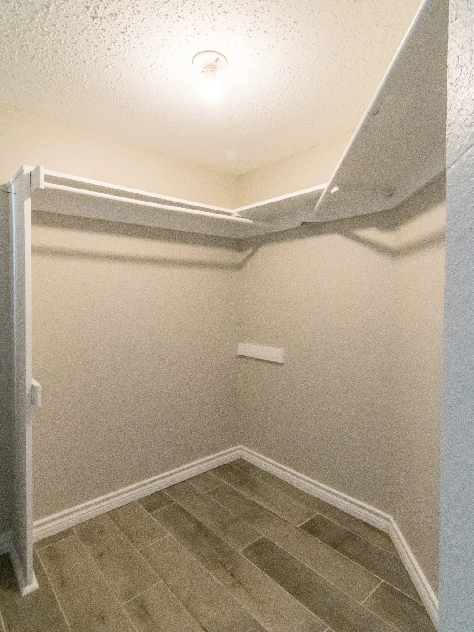Single Family Residence For Rent in Dallas County , 3142 Royal Gable Drive, Dallas, Texas 75229, 3 Bedroom, 2 Bathroom, 1 Garage spaces, 1,229 Sqft, built in 1983, Preowned, mls#21180112, Real Estate Agent in Dallas, Homes For Rent in Dallas county, Homes For Rent in Dallas, Realtor in Dallas Texas, Real Estate Brokerage Independent Realty Texas, Luminita Cordes Realtor