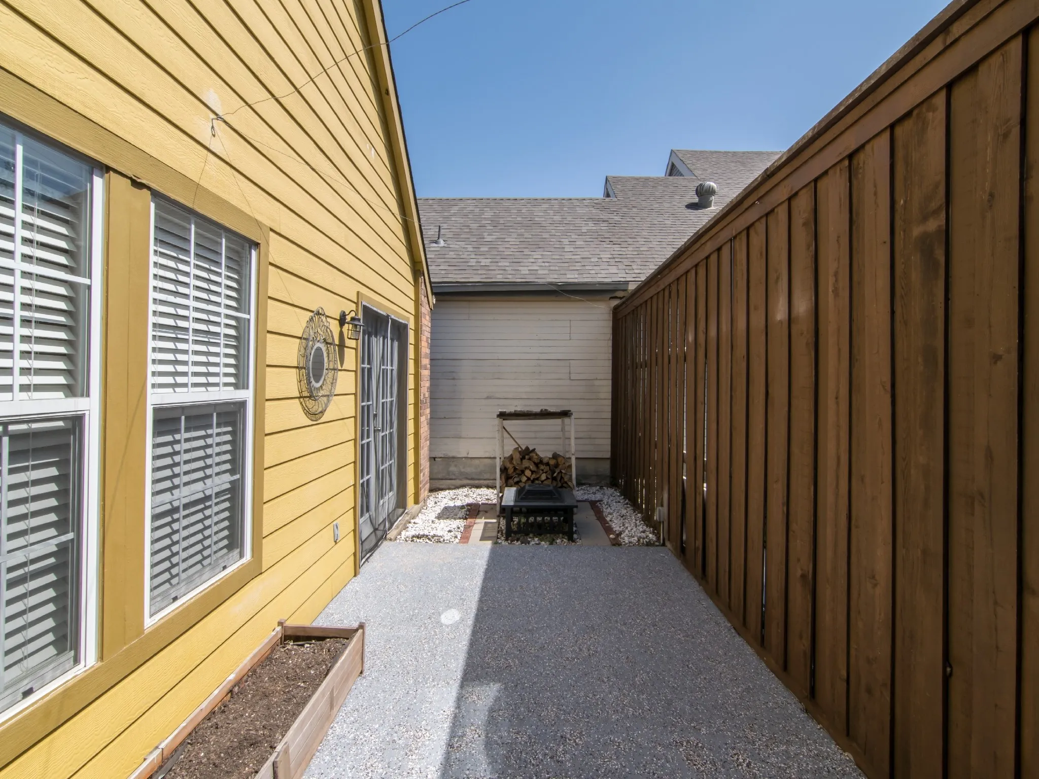 Single Family Residence For Rent in Dallas County , 3142 Royal Gable Drive, Dallas, Texas 75229, 3 Bedroom, 2 Bathroom, 1 Garage spaces, 1,229 Sqft, built in 1983, Preowned, mls#21180112, Real Estate Agent in Dallas, Homes For Rent in Dallas county, Homes For Rent in Dallas, Realtor in Dallas Texas, Real Estate Brokerage Independent Realty Texas, Luminita Cordes Realtor