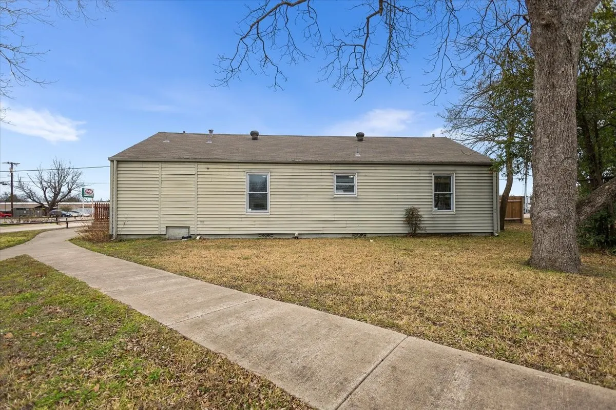 Business For Sale in Smith County , 304 N Main Highway, Lindale, Texas 75771, 0, 0, Garage spaces, 0 Sqft, built in 1950, Preowned, mls#21180145, Real Estate Agent in Lindale, Homes For Sale in Smith county, Homes For Sale in Lindale, Realtor in Lindale Texas, Real Estate Brokerage Independent Realty Texas, Luminita Cordes Realtor
