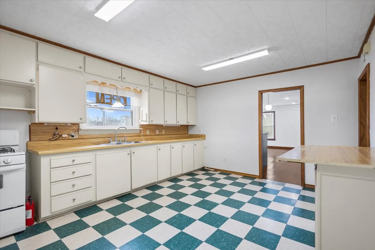 Business For Sale in Smith County , 304 N Main Highway, Lindale, Texas 75771, 0, 0, Garage spaces, 0 Sqft, built in 1950, Preowned, mls#21180145, Real Estate Agent in Lindale, Homes For Sale in Smith county, Homes For Sale in Lindale, Realtor in Lindale Texas, Real Estate Brokerage Independent Realty Texas, Luminita Cordes Realtor