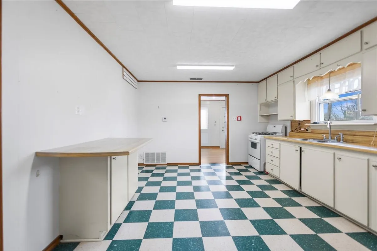 Business For Sale in Smith County , 304 N Main Highway, Lindale, Texas 75771, 0, 0, Garage spaces, 0 Sqft, built in 1950, Preowned, mls#21180145, Real Estate Agent in Lindale, Homes For Sale in Smith county, Homes For Sale in Lindale, Realtor in Lindale Texas, Real Estate Brokerage Independent Realty Texas, Luminita Cordes Realtor